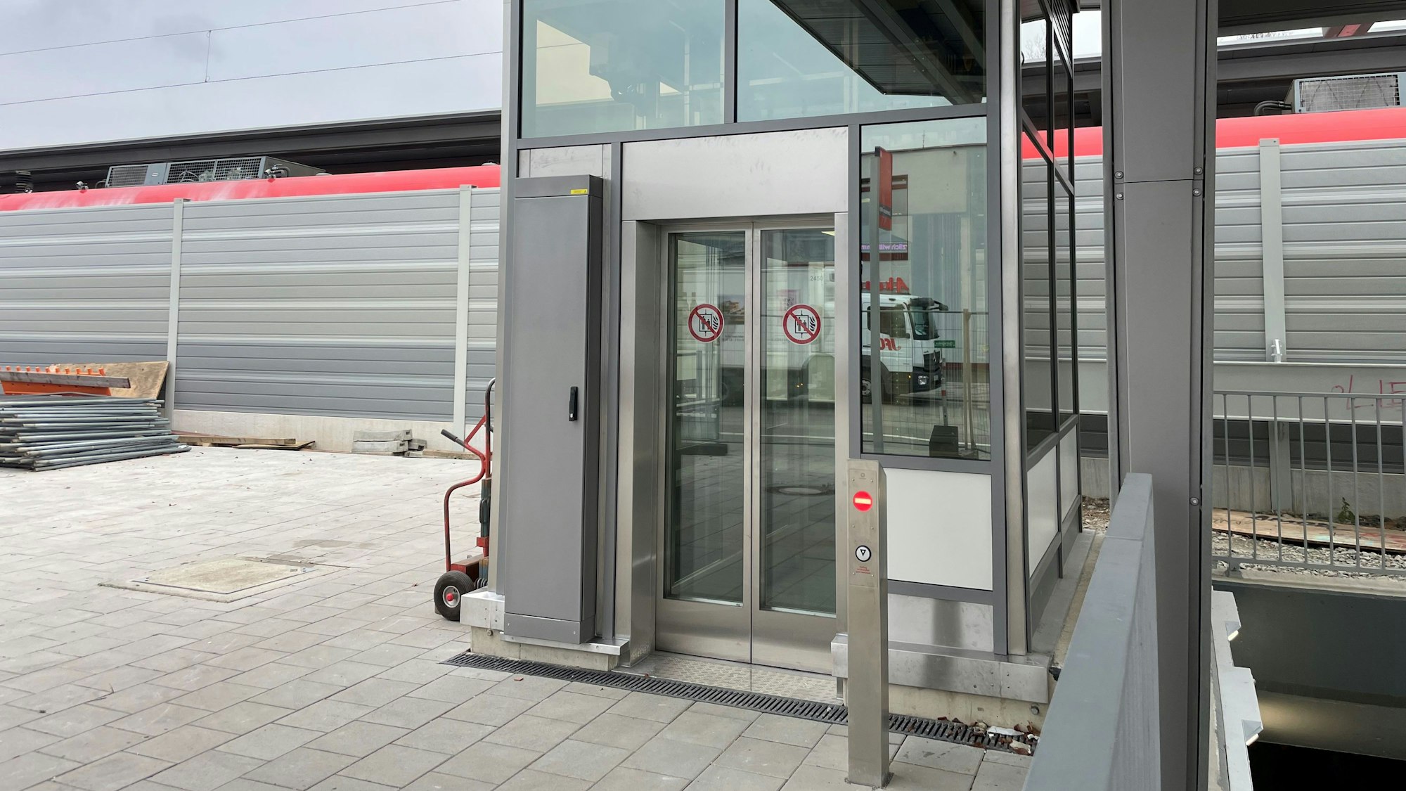 Die Aufzüge am Bahnhof Leverkusen-Mitte in Wiesdorf gehen bald in Betrieb.