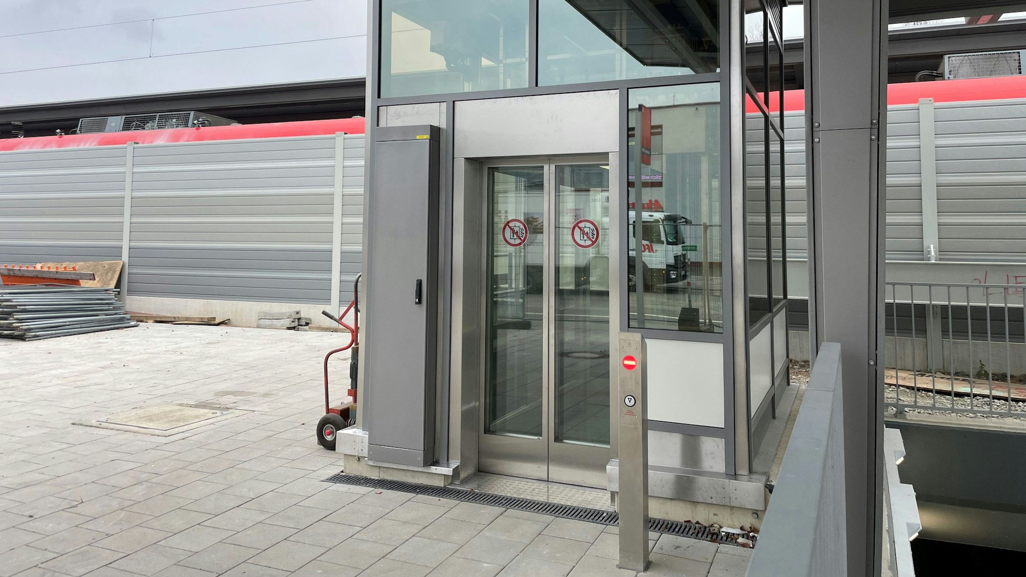 Die Aufzüge am Bahnhof Leverkusen-Mitte in Wiesdorf sind inzwischen in Betrieb, definitiv ein Pluspunkt in der Bewertung.