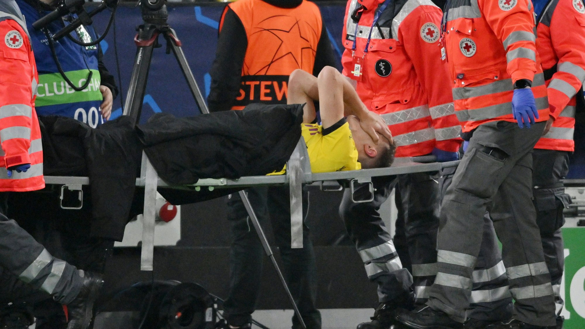 Nico Schlotterbeck droht Borussia Dortmund für längere Zeit auszufallen.