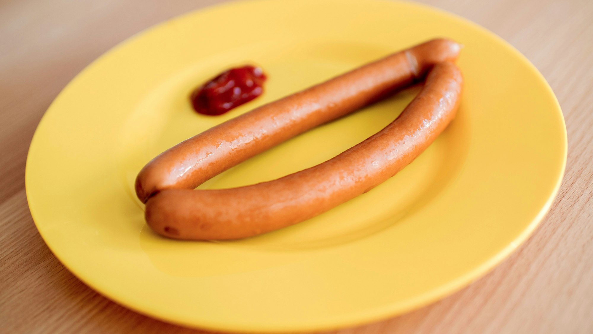 Edeka hat in mehreren Bundesländern Wiener Würstchen der Eigenmarke Gut&Günstig zurückgerufen.