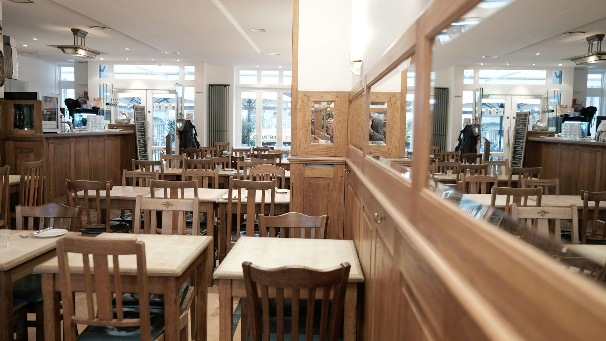 Der Innenraum des Restaurants Hase in Köln.