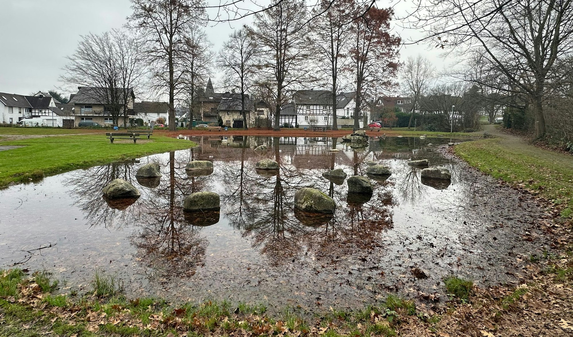 Der Birlinghovener Park mit seinem Teich, der nach Regenfällen kurzzeitig immer gut gefüllt ist.
