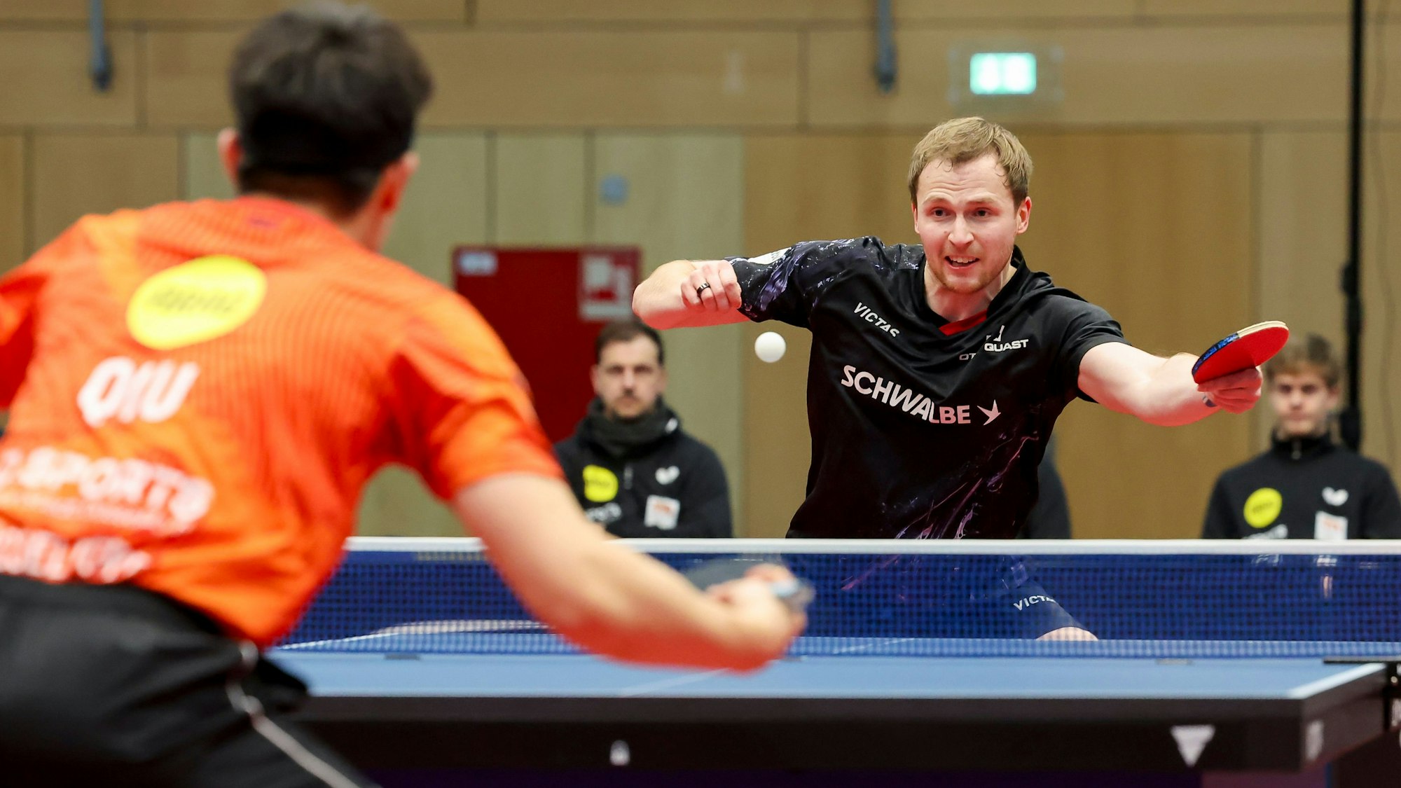 Linkshänder Benedikt Duda spielt den Ball zurück.