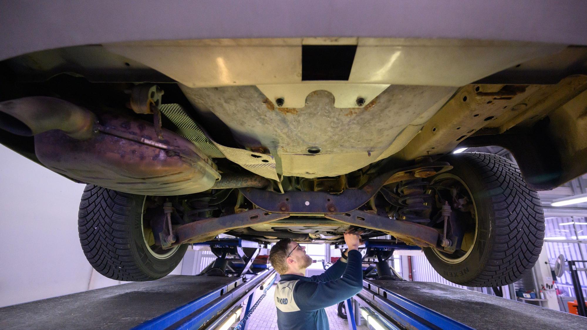 Ein Sachverständiger überprüft bei einer Hauptuntersuchung (HU) einen PKW. Der Anteil durchgefallener Autos bei der regelmäßigen Hauptuntersuchung ist leicht gesunken.