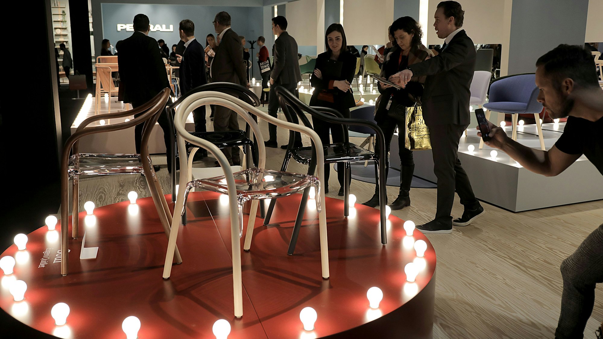 14.01.2019, Nordrhein-Westfalen, Köln: Messebesucher schauen sich Designer-Stühle an (Hersteller: Pedrali). Die Internationale Möbelmesse imm cologne findet vom 14. - 20.01.2019 statt. Foto: Oliver Berg/dpa +++ dpa-Bildfunk +++