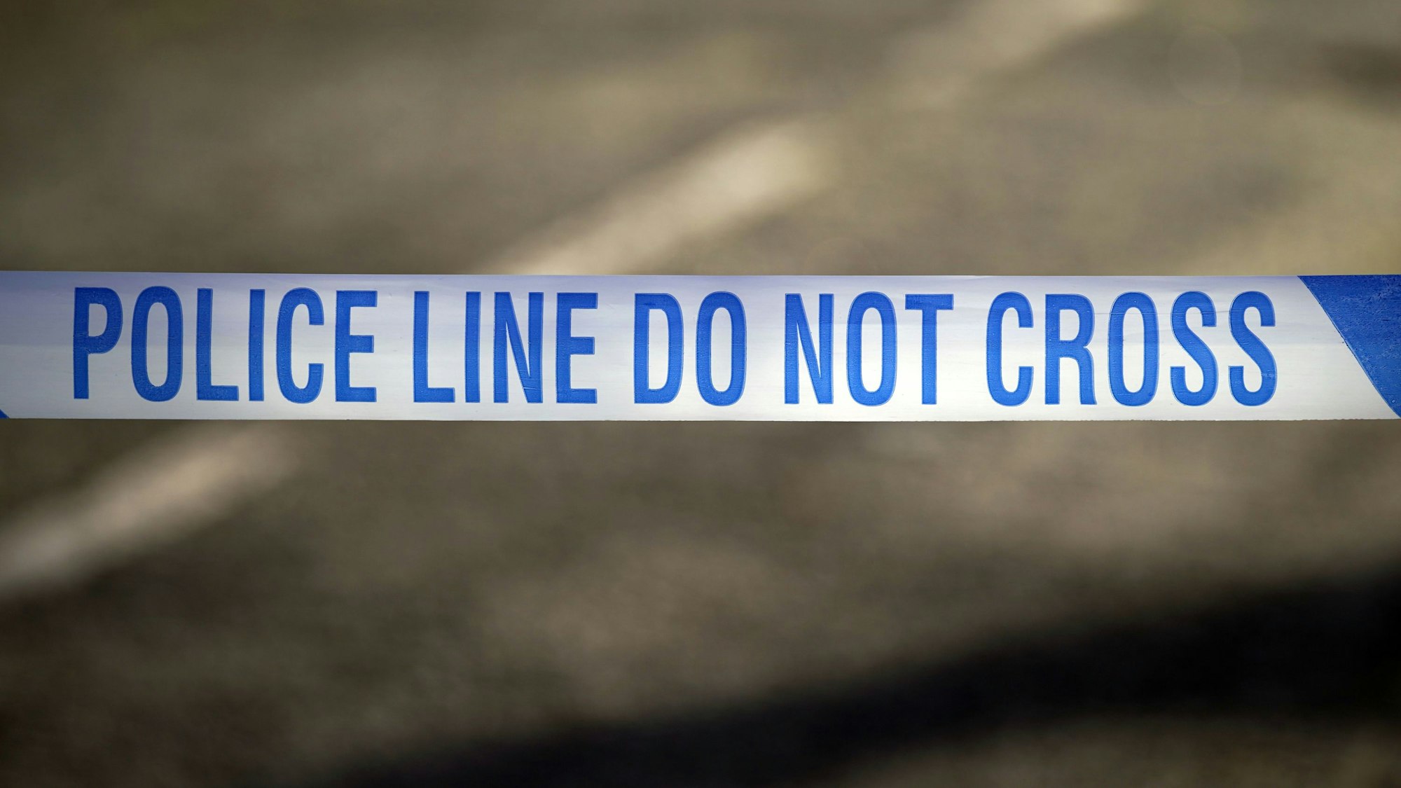 Ein Absperrband der britischen Polizei, aufgenommen in der Nähe eines mutmaßlichen Tatortes.