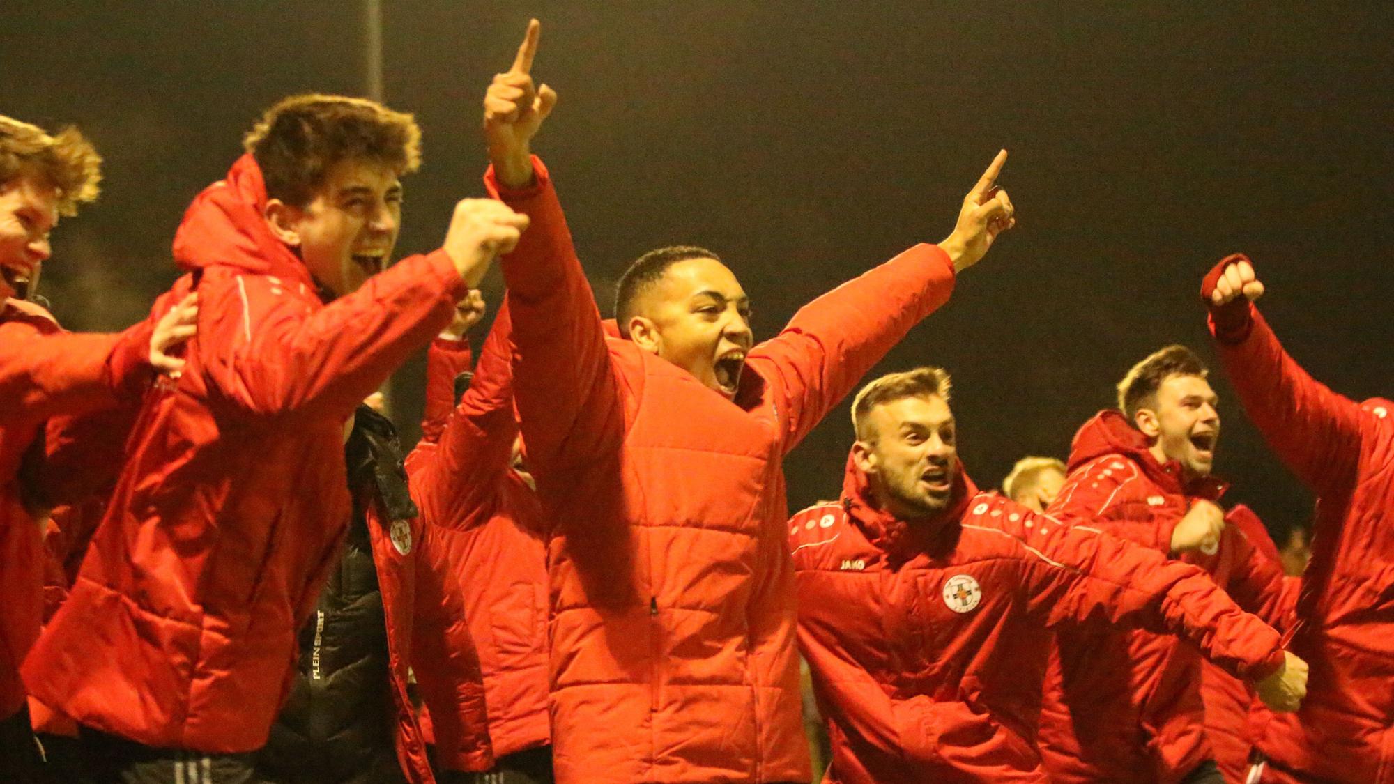Die Zülpicher Ersatzspieler freuen sich über das frühe 1:0.