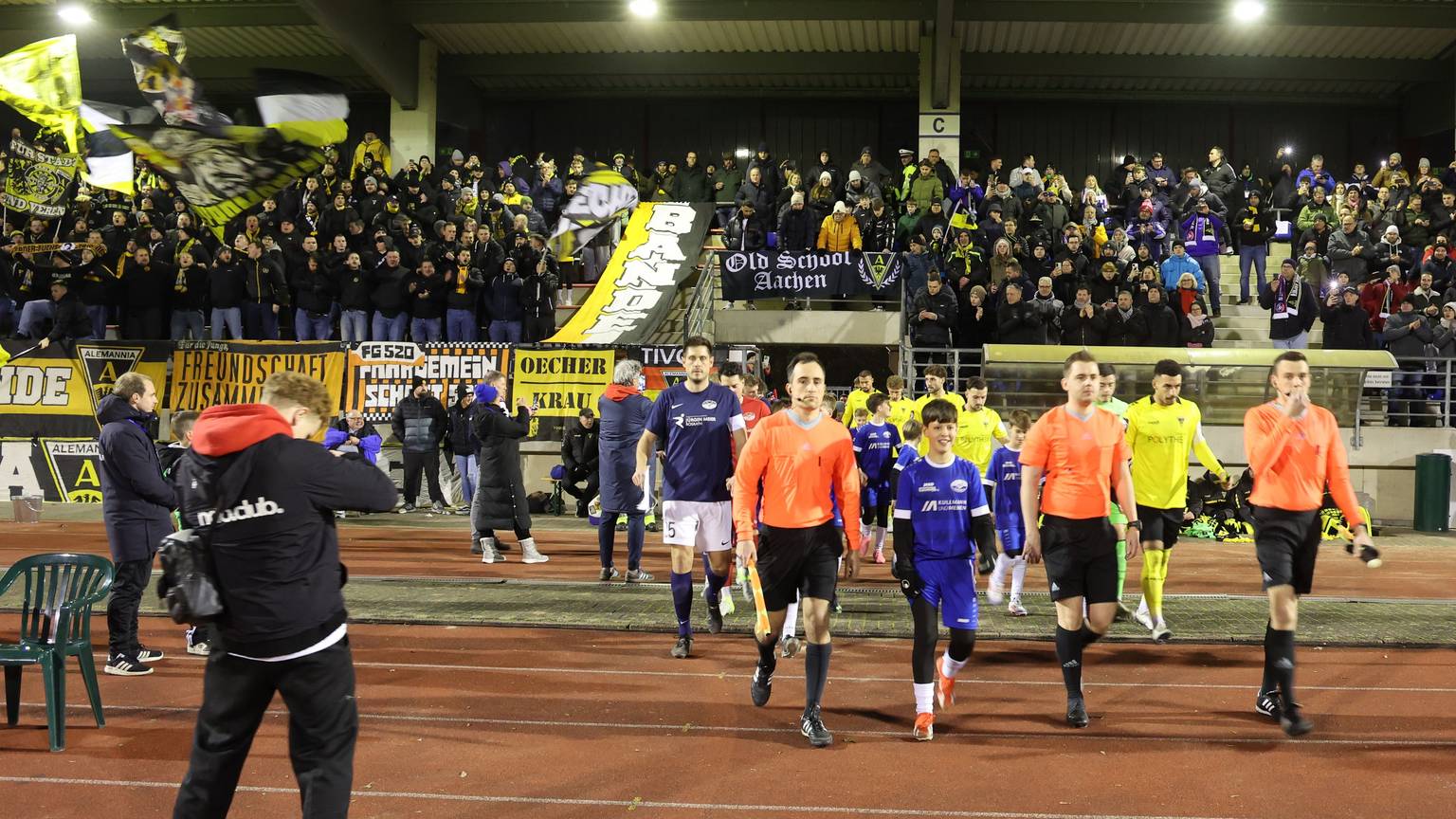 Die Mannschaften laufen ins Stadion ein