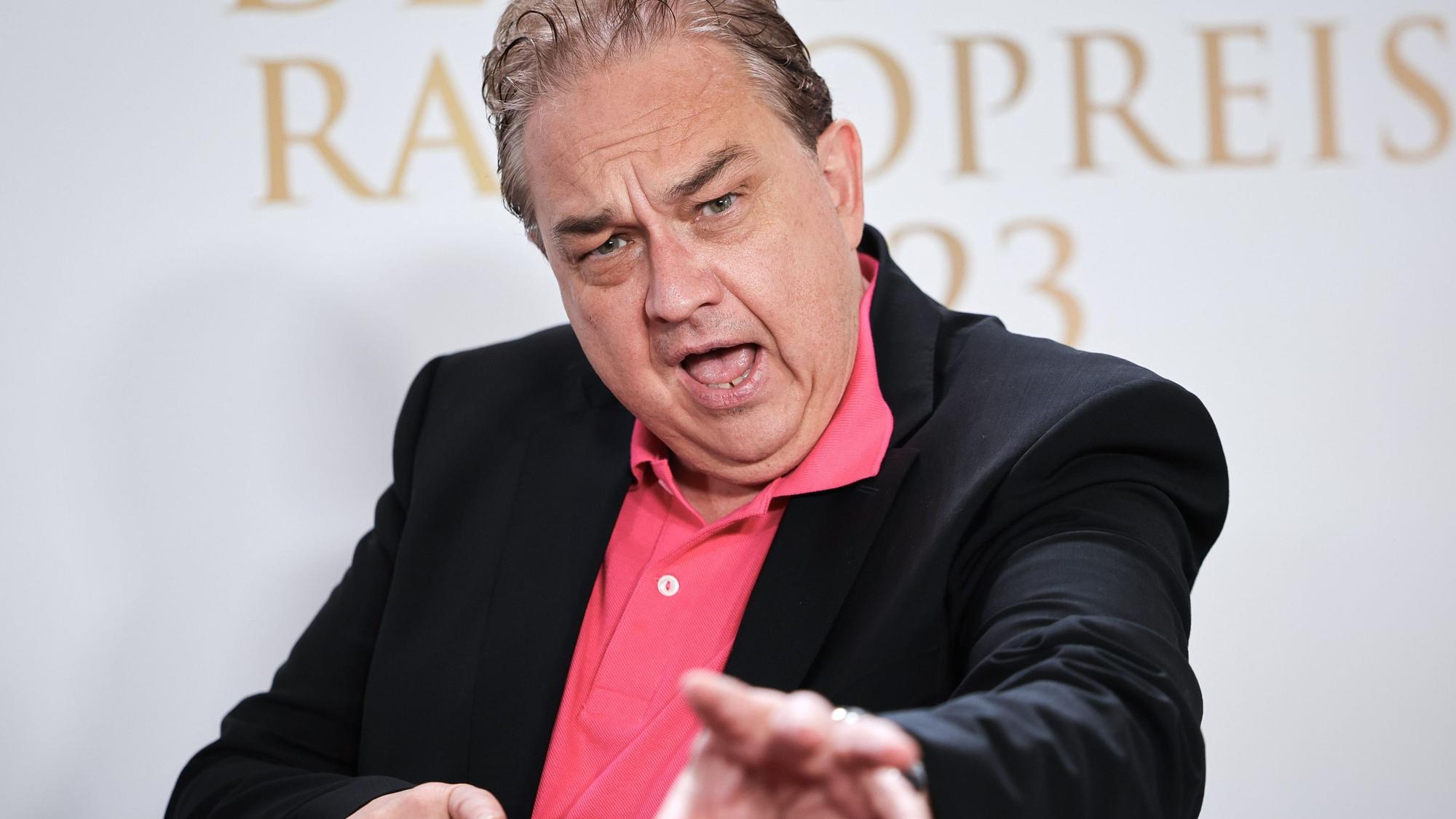 ARCHIV - 07.09.2023, Hamburg: Oliver Kalkofe, Schauspieler, Moderator und Komiker, kommt auf dem Roten Teppich zum 14. Deutschen Radiopreis in die Neue Flora. (zu dpa: «Oliver Kalkofe: «Das Gehirn manchmal am Kragen packen»») Foto: Christian Charisius/dpa +++ dpa-Bildfunk +++