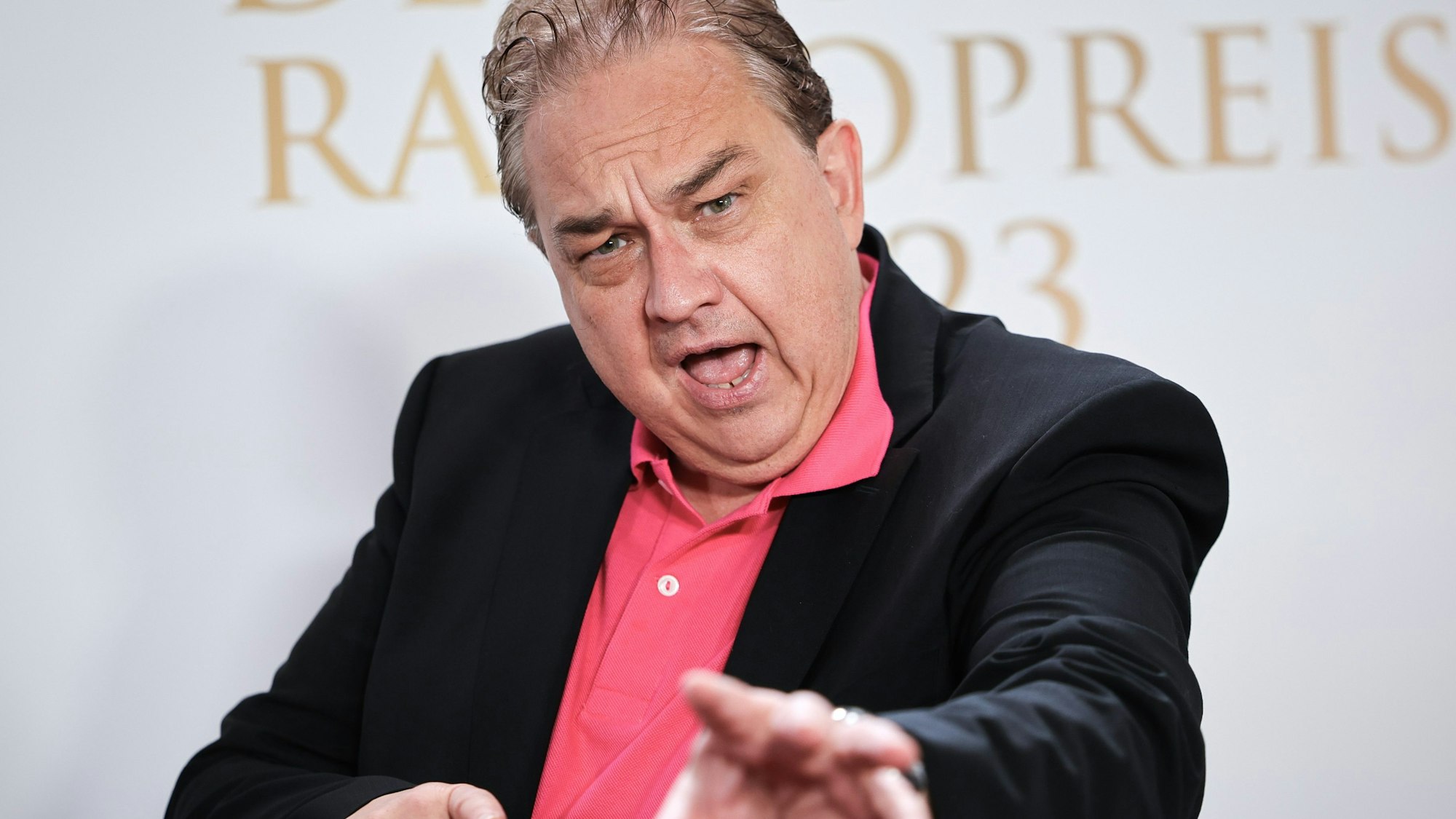 ARCHIV - 07.09.2023, Hamburg: Oliver Kalkofe, Schauspieler, Moderator und Komiker, kommt auf dem Roten Teppich zum 14. Deutschen Radiopreis in die Neue Flora. (zu dpa: «Oliver Kalkofe: «Das Gehirn manchmal am Kragen packen»») Foto: Christian Charisius/dpa +++ dpa-Bildfunk +++