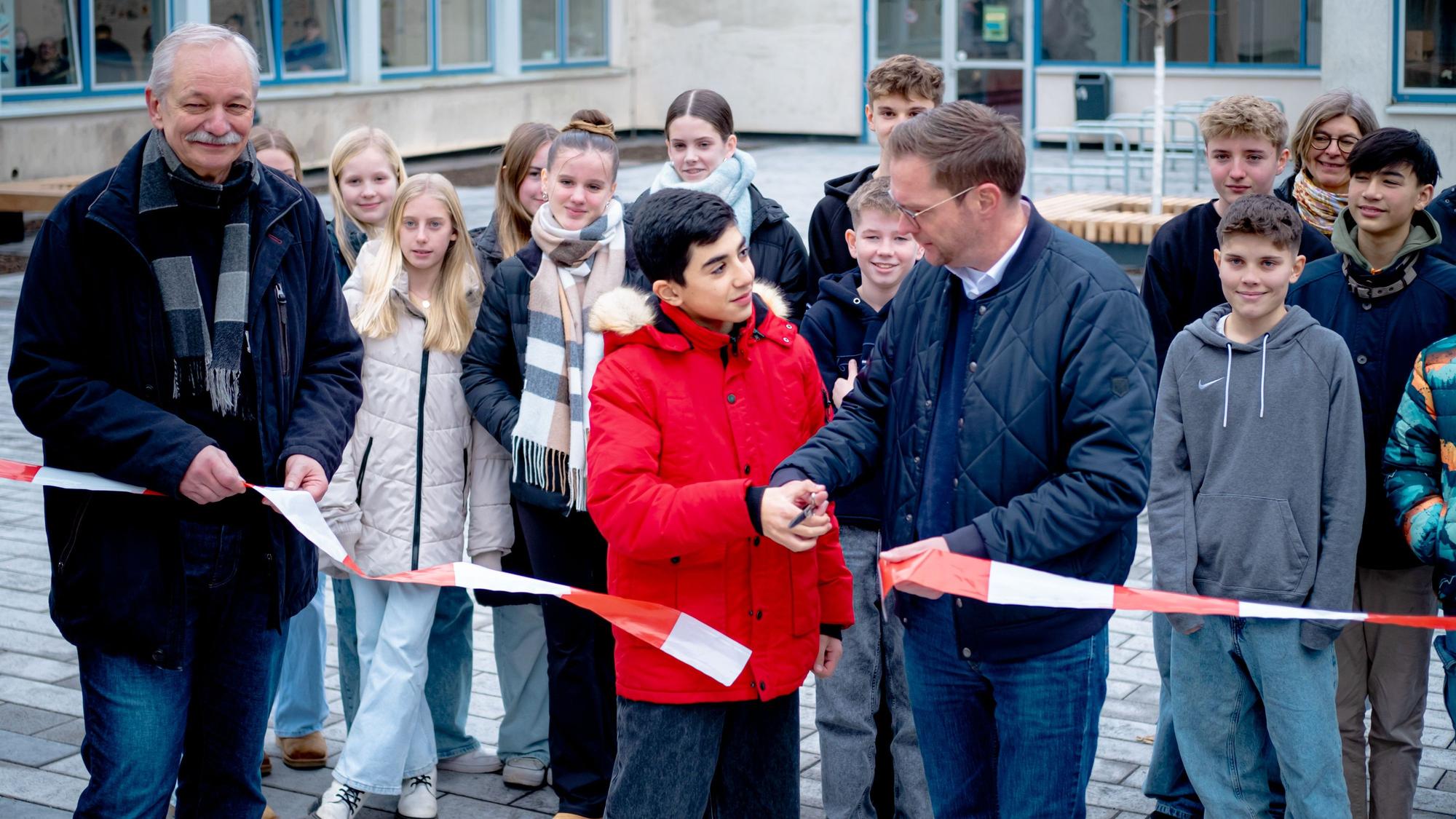Das Foto zeigt die Einweihung des neuen Schulhofs am Gymnasium Herkenrath