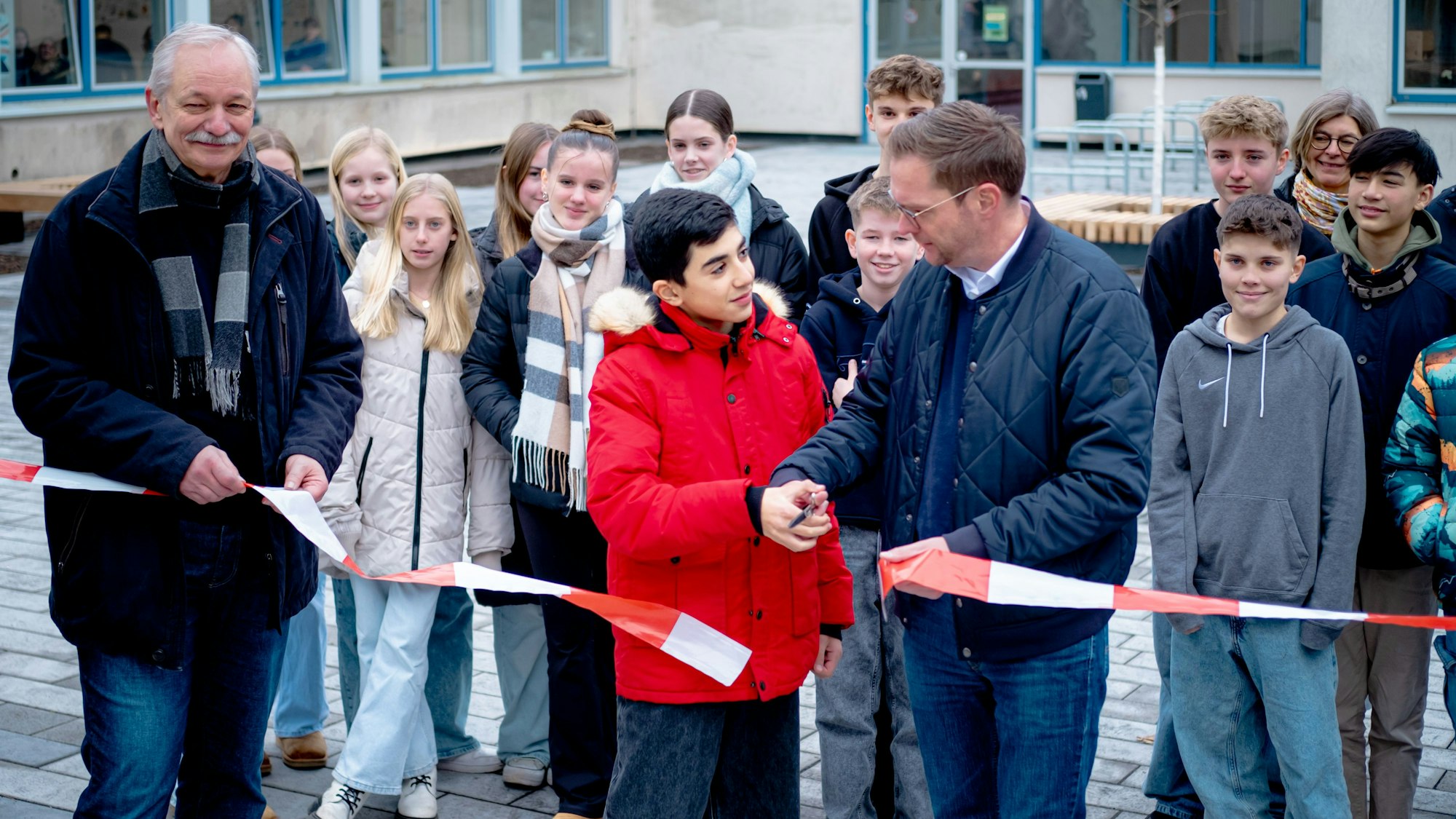 Das Foto zeigt die Einweihung des neuen Schulhofs am Gymnasium Herkenrath
