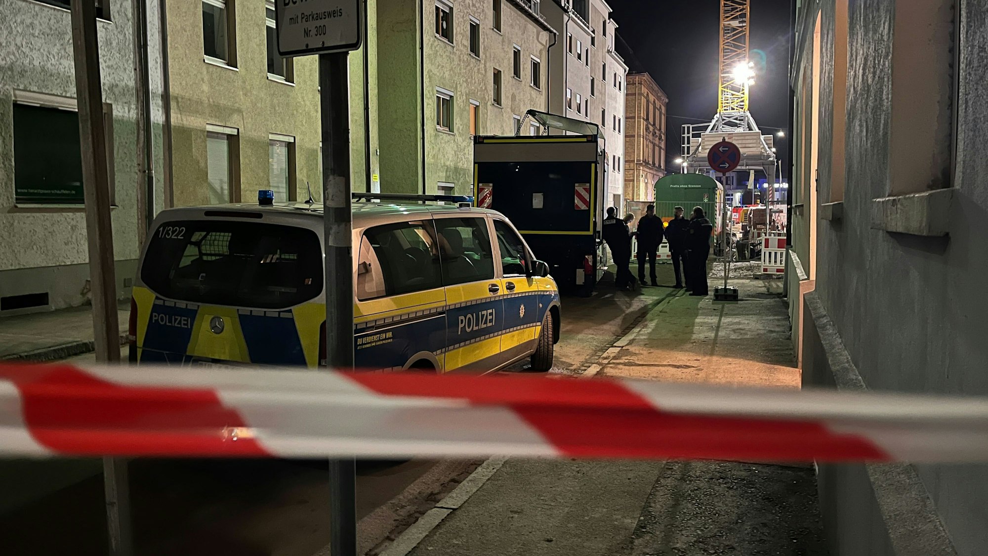 Polizisten stehen hinter einer Absperrung an einer Baustelle (Symbolfoto).