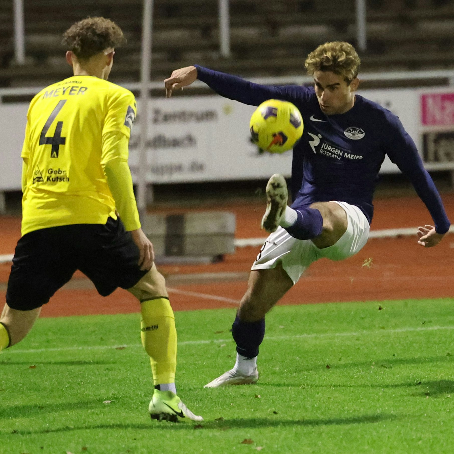 Aytekin Kanli mit dem Ball am Fuß