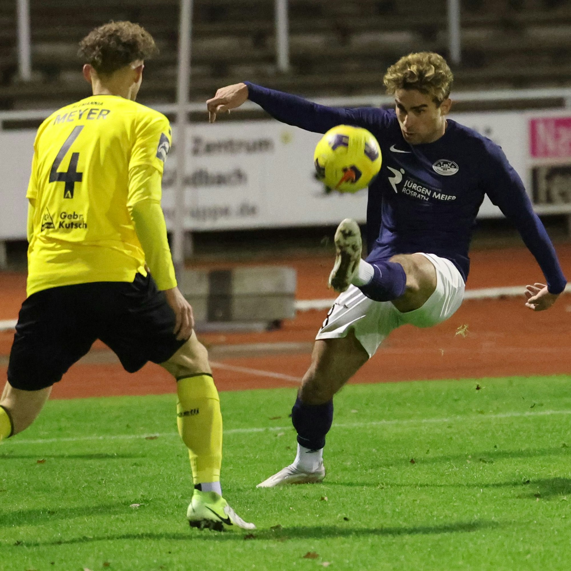 Aytekin Kanli mit dem Ball am Fuß