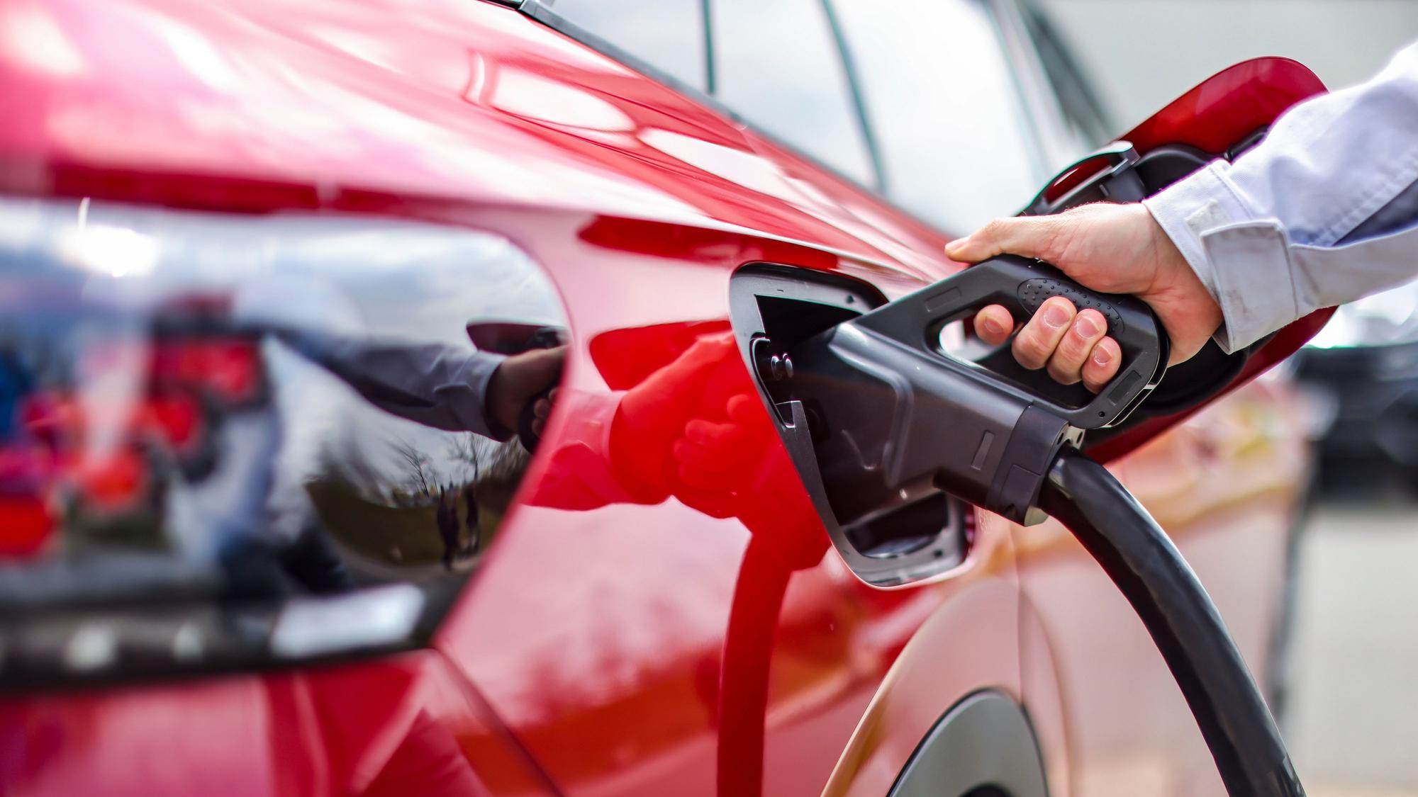 Ein E-Auto wird aufgeladen.