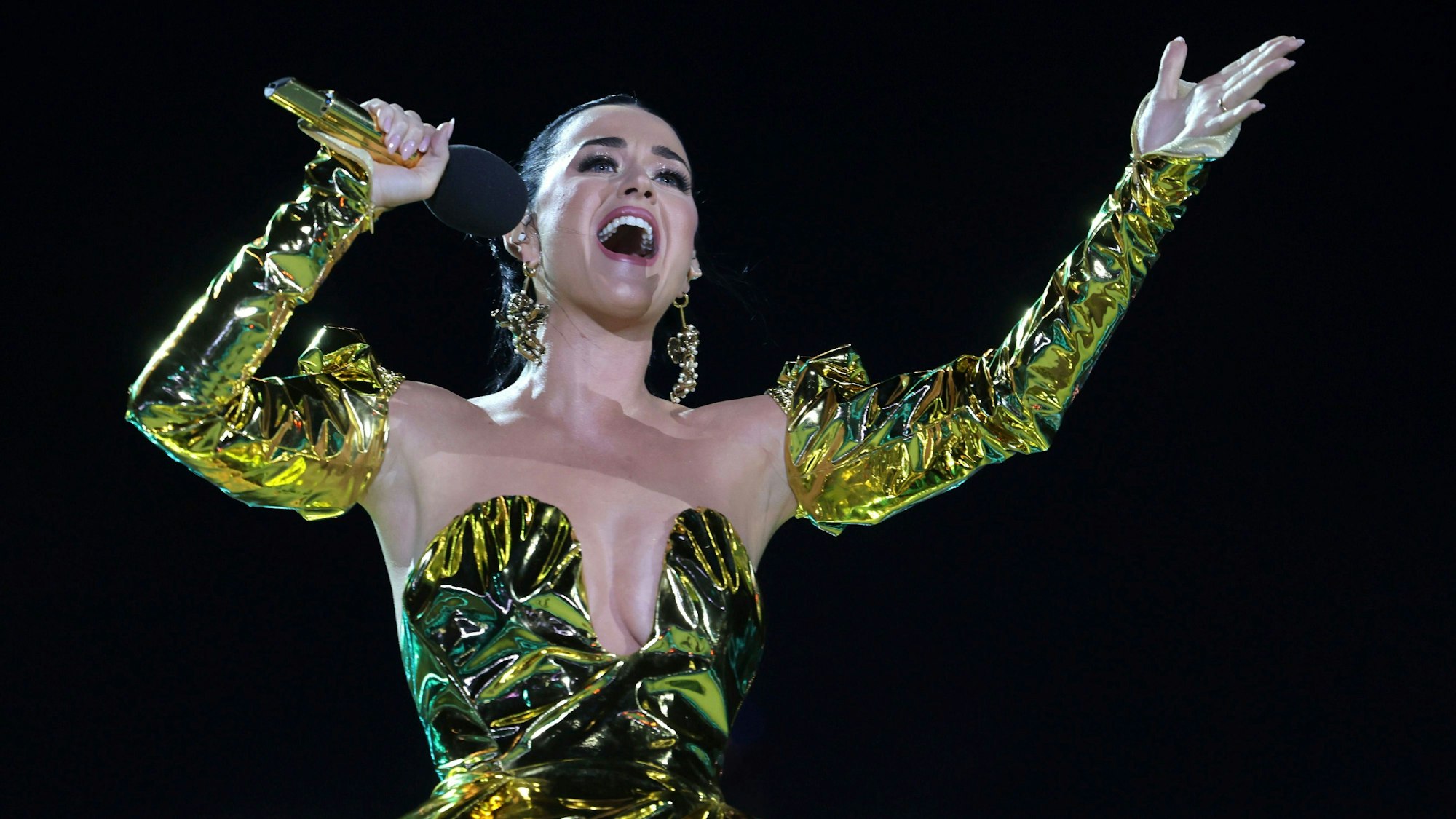 Katy Perry singt ins Mikrofon.