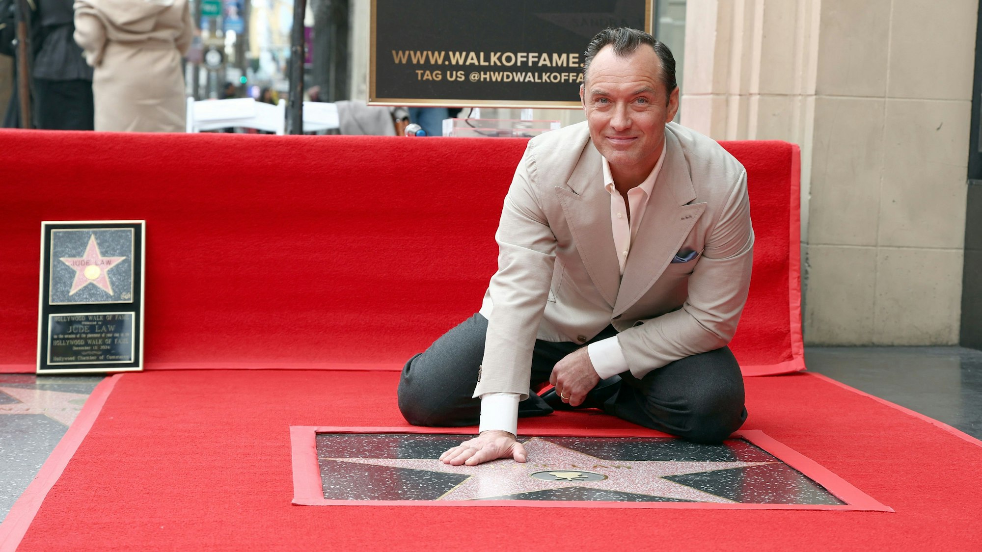 Der britische Star Jude Law (51) ist als letzter Stern-Empfänger in diesem Jahr auf Hollywoods „Walk of Fame“ geehrt worden.