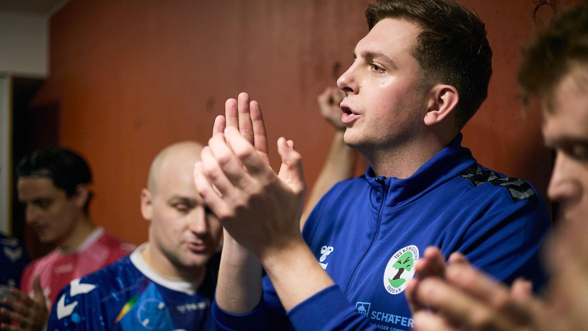 Das Bild zeigt Handballtrainer Ole Romberg am Spielfeldrand.