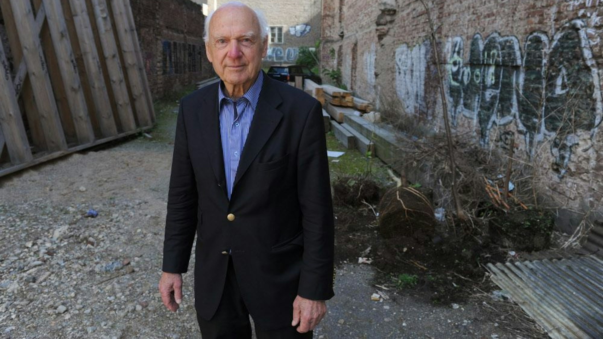 Eberhard Stöppke steht in der Baulücke Richard-Wagner-Straße. Stöppke starb 2022.