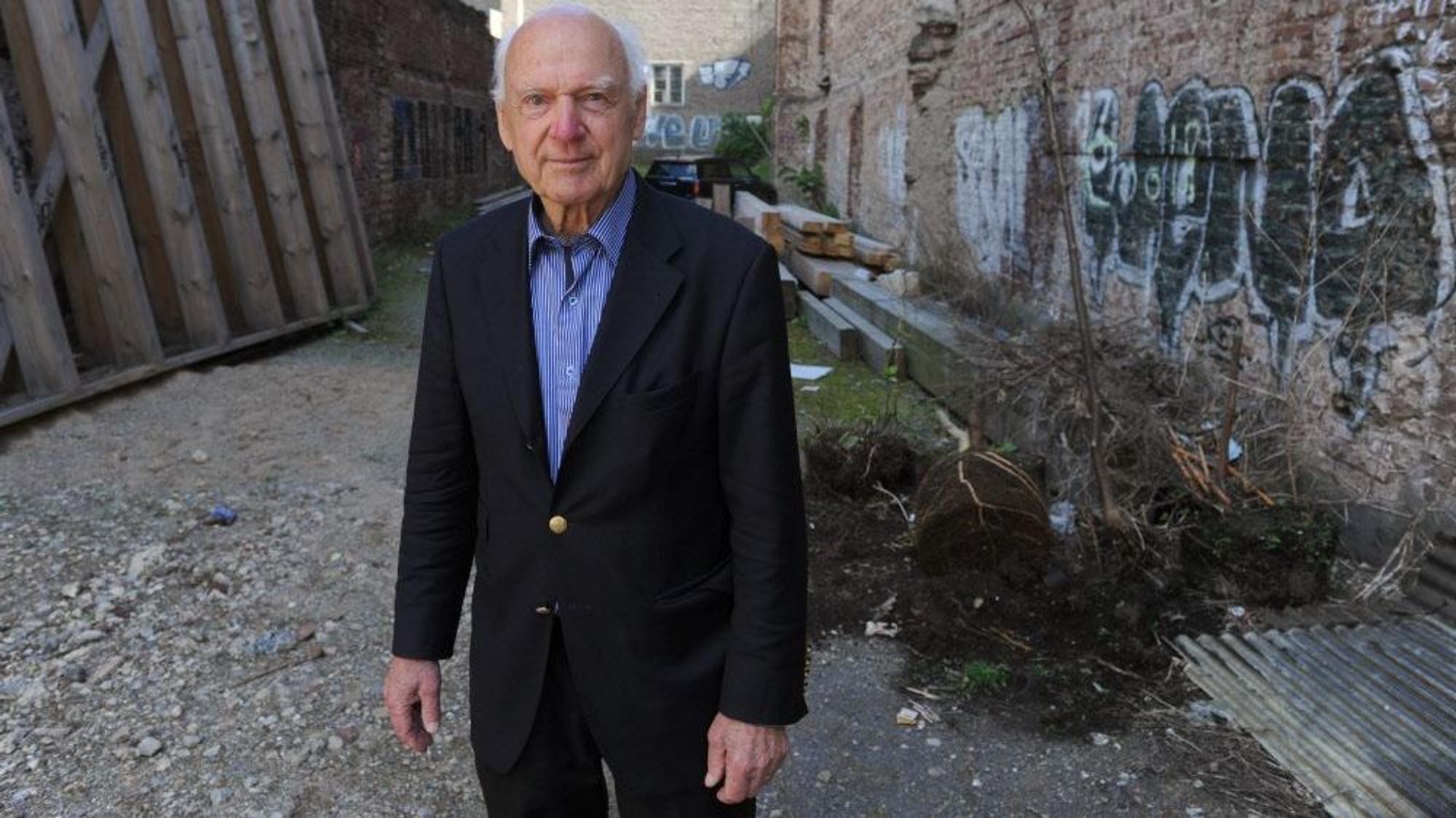 Eberhard Stöppke steht in der Baulücke Richard-Wagner-Straße. Stöppke starb 2022.