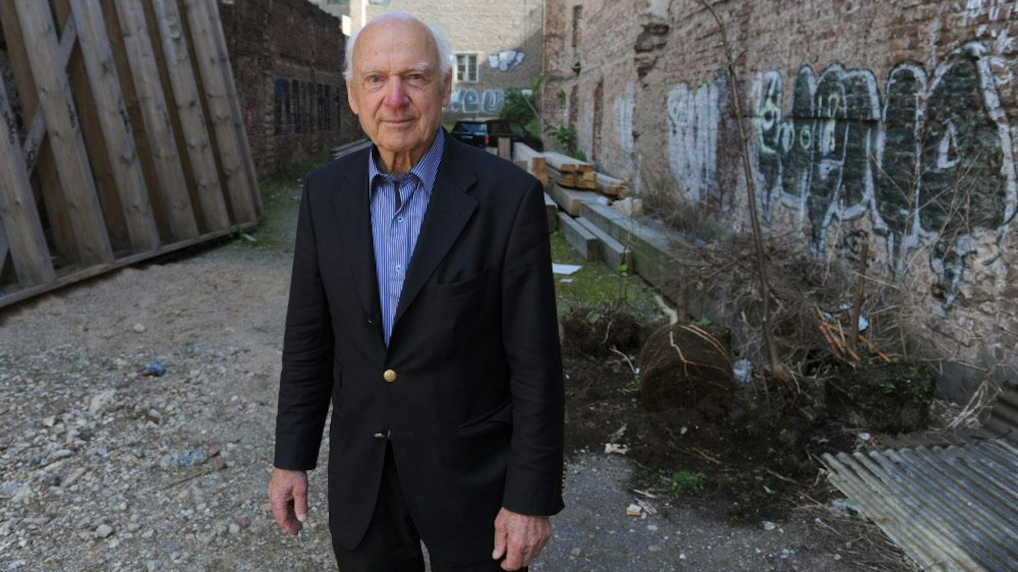 Der mittlerweile verstorbene Eberhard Stöppke vor der Baulücke.