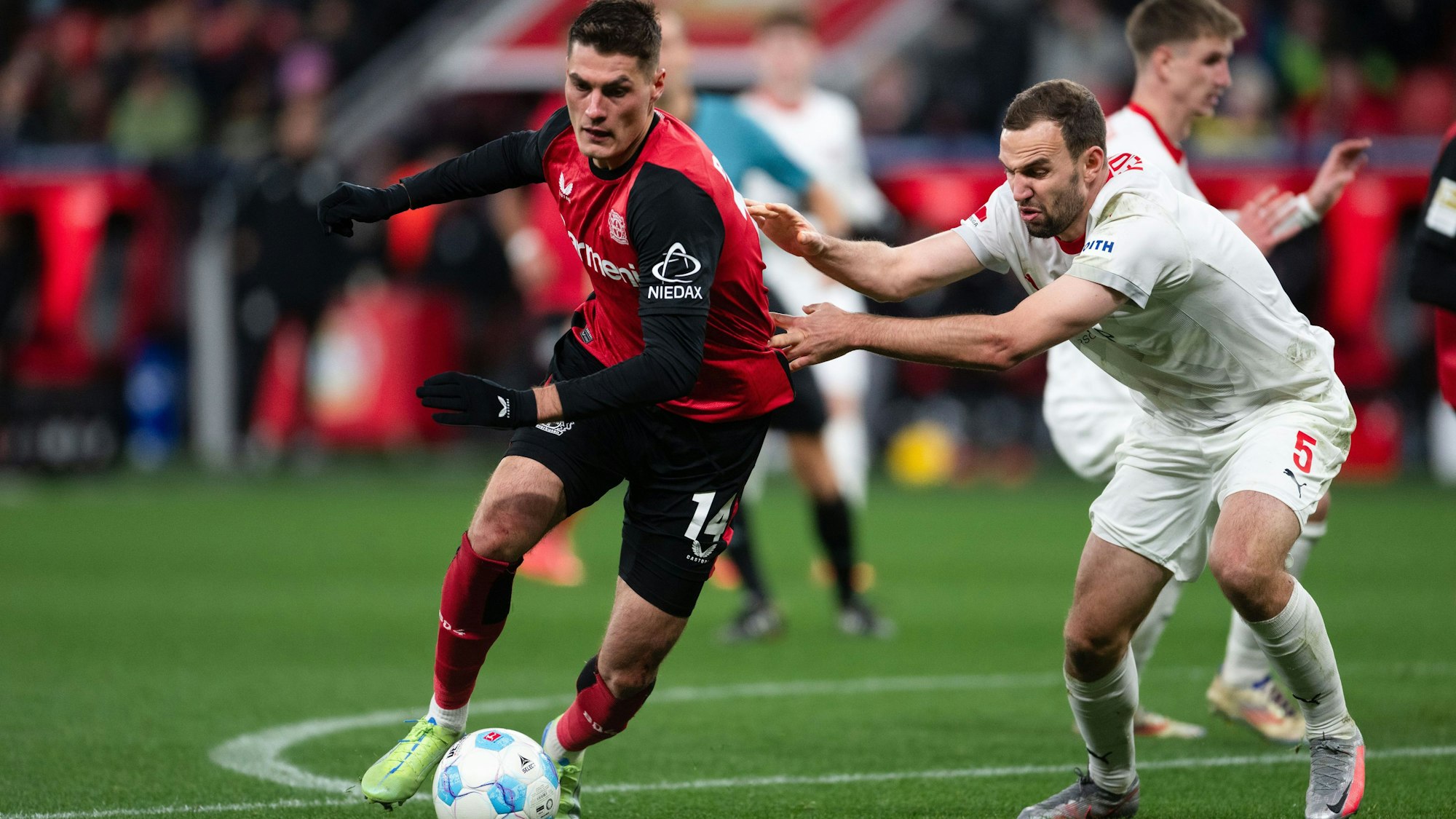 23.11.2024, Nordrhein-Westfalen, Leverkusen: Fußball, Bundesliga, Bayer Leverkusen - 1. FC Heidenheim, 11. Spieltag, BayArena. Leverkusens Patrik Schick (l) und Heidenheims Benedikt Gimber kämpfen um den Ball. Foto: Marius Becker/dpa - WICHTIGER HINWEIS: Gemäß den Vorgaben der DFL Deutsche Fußball Liga bzw. des DFB Deutscher Fußball-Bund ist es untersagt, in dem Stadion und/oder vom Spiel angefertigte Fotoaufnahmen in Form von Sequenzbildern und/oder videoähnlichen Fotostrecken zu verwerten bzw. verwerten zu lassen. +++ dpa-Bildfunk +++