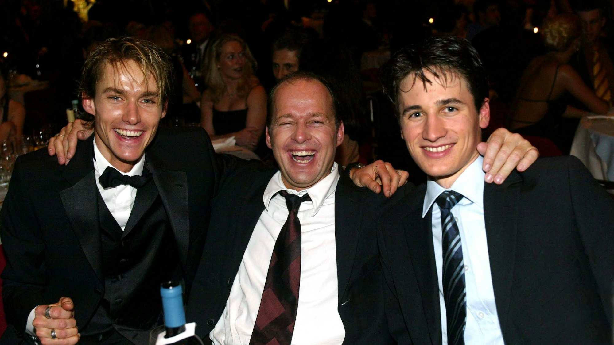 Aufnahme aus erfolgreichen gemeinsamen Zeiten: Sven Hannawald, sein damaliger Trainer Wolfgang Steiert und Martin Schmitt bei einer Veranstaltung 2002. (Archivbild)