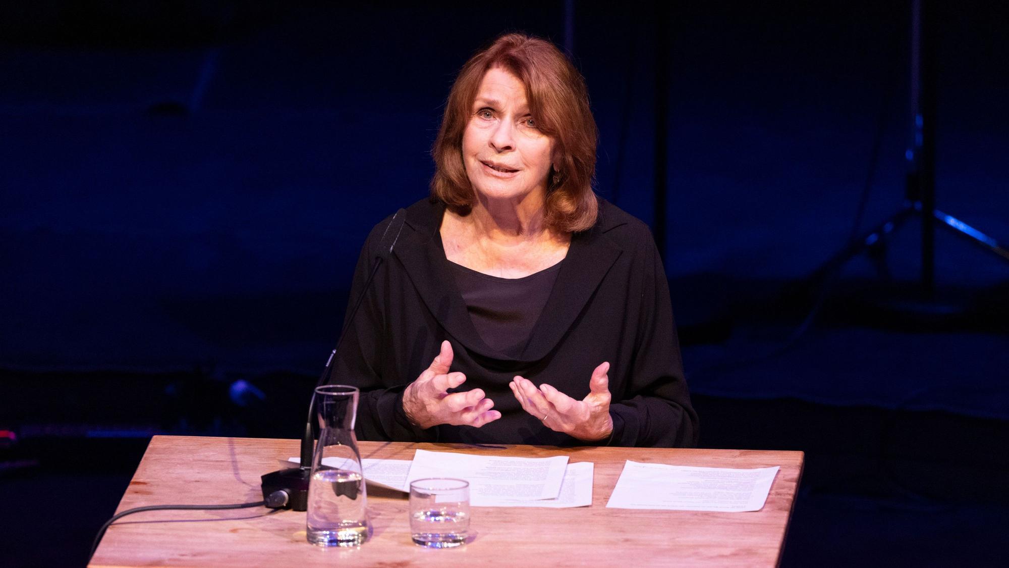 Die Schauspielerin Senta Berger liest bei der lit. Cologne Gala 2023 beim Literaturfestival Lit.Cologne auf der Bühne der Philharmonie.