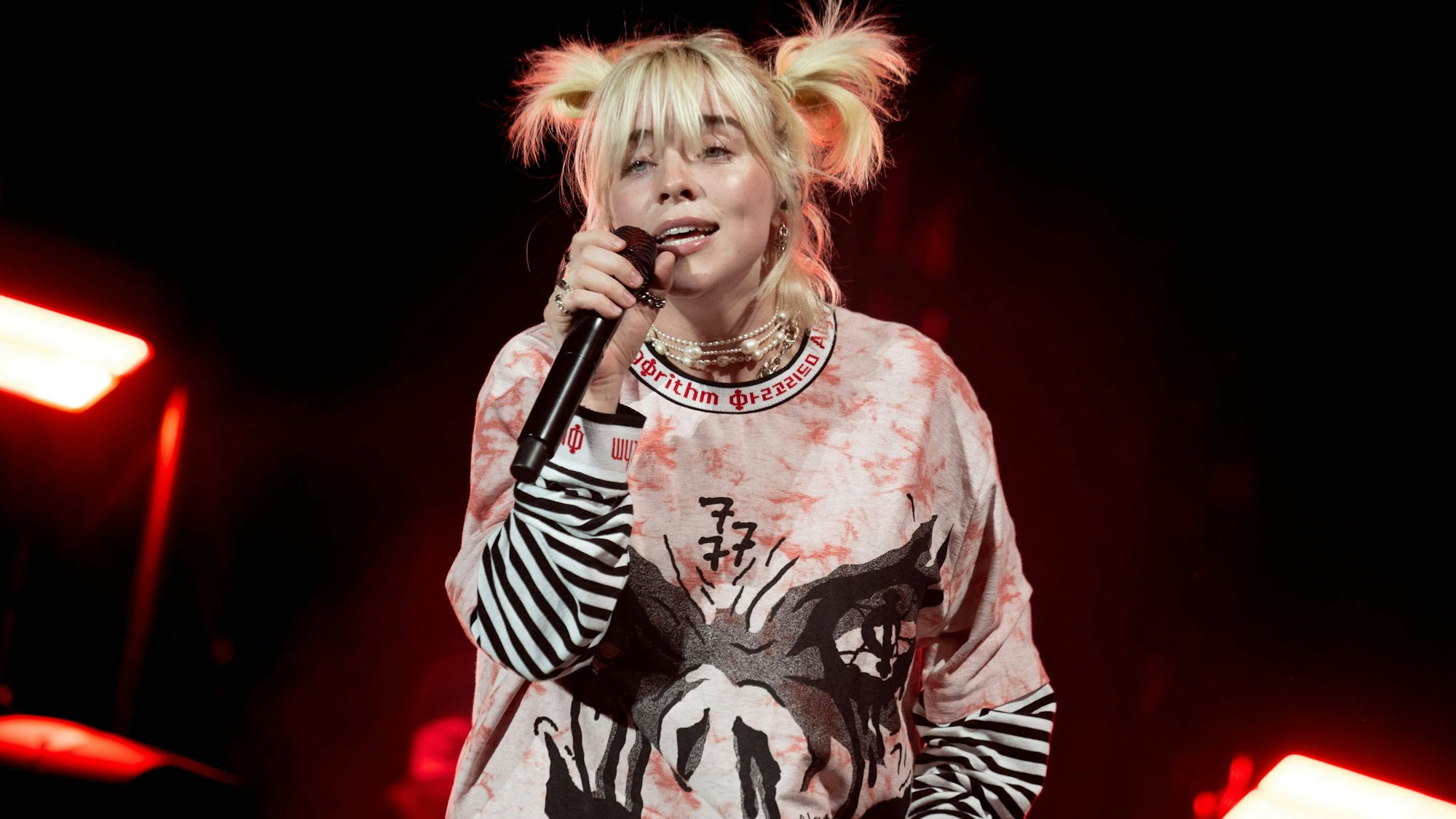 Billie Eilish singt ins Mikrofon.
