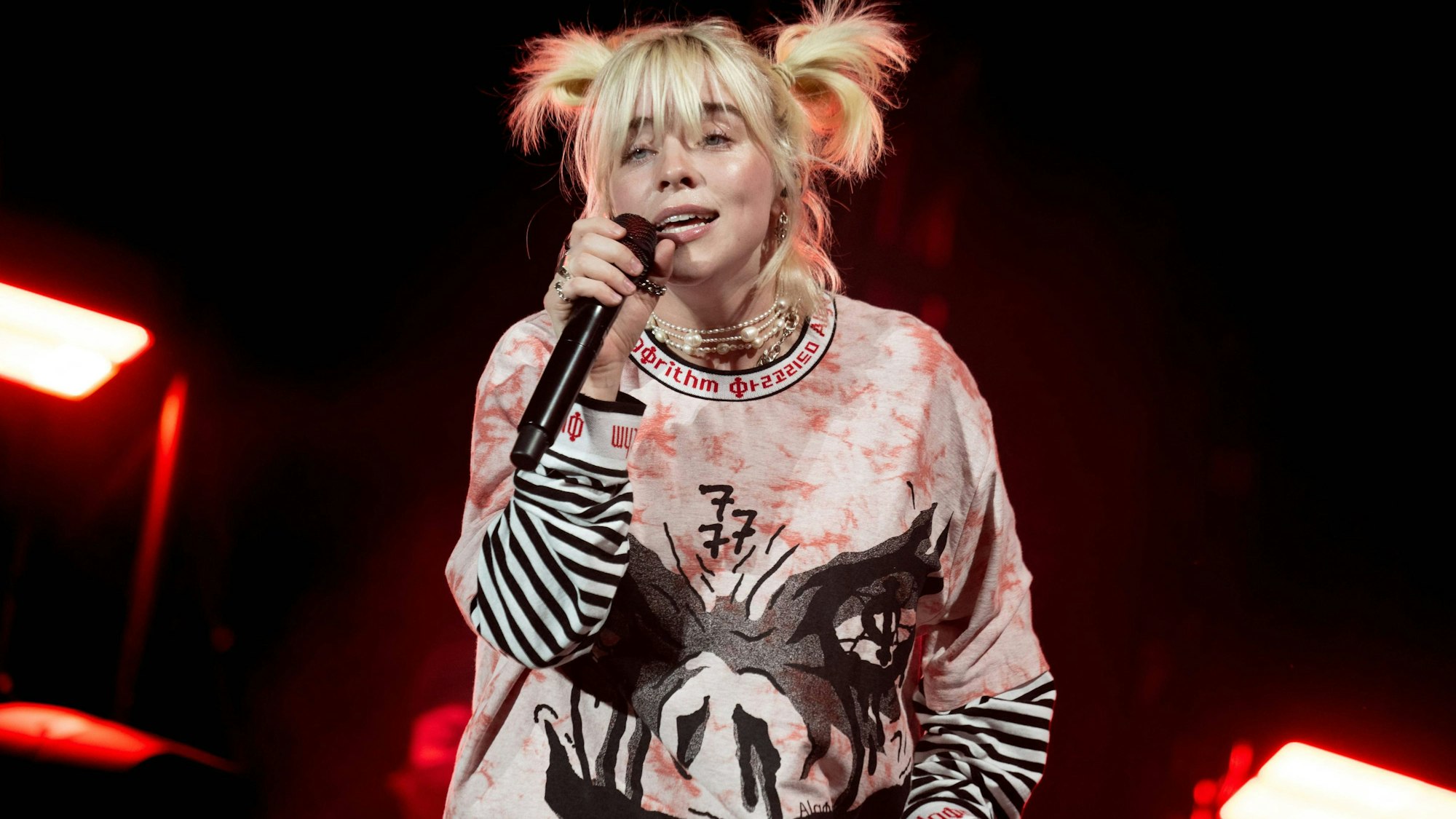 Billie Eilish singt auf der Bühne.