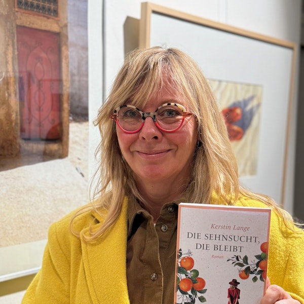 Autorin Kerstin Lange hält ihr Buch in den Händen.