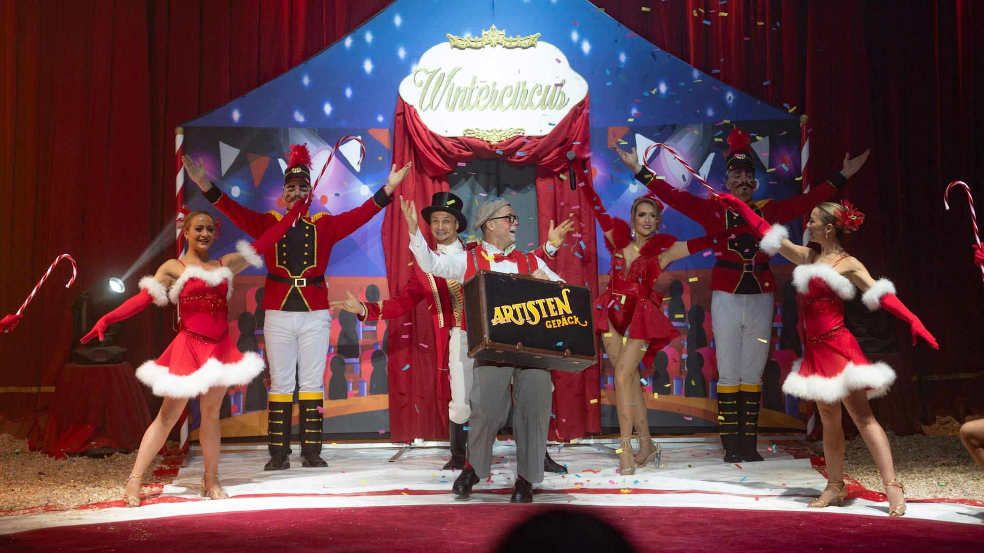 Ein Zirkusteam begrüßt das Publikum.