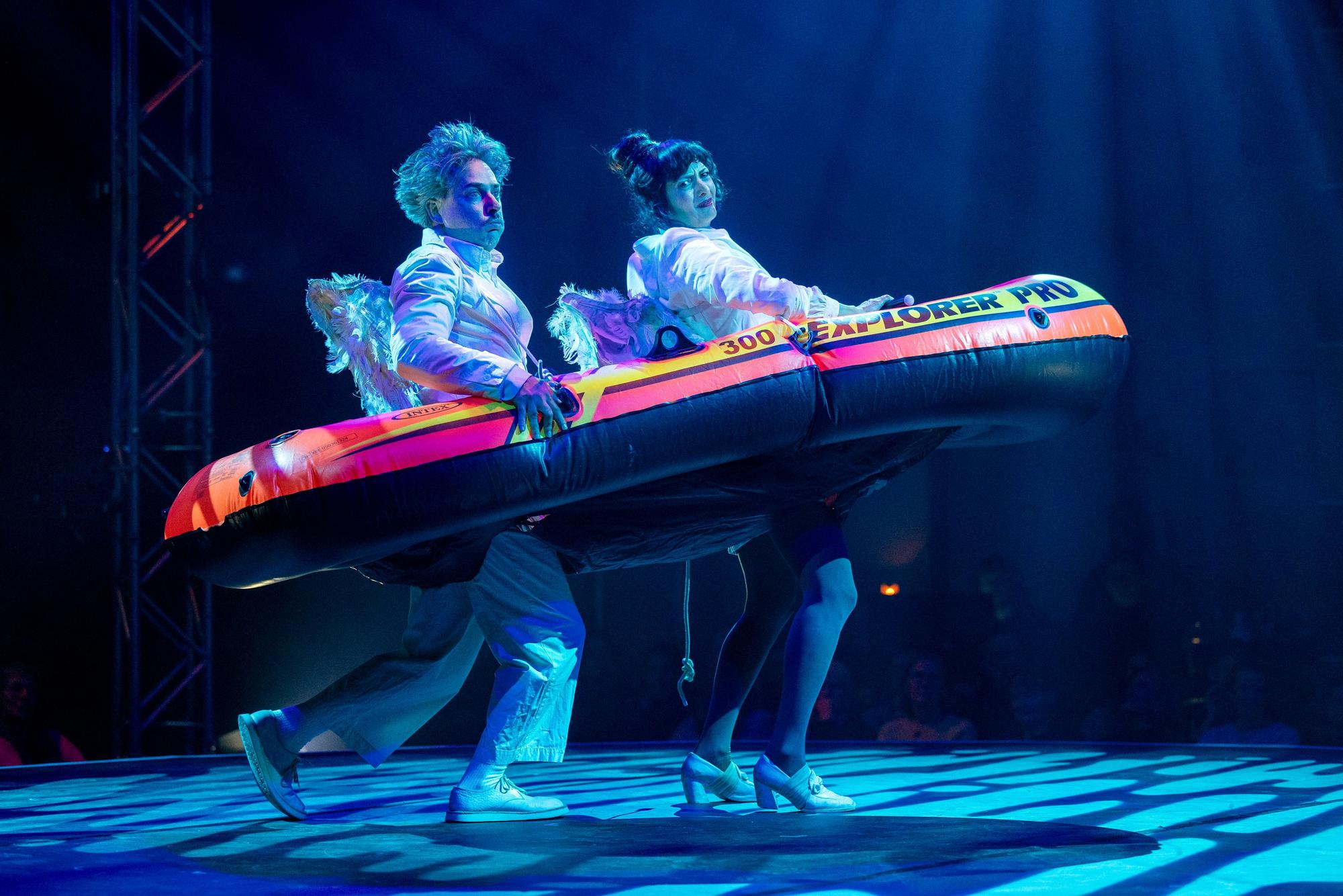 Die Clowns Goos Meuwsen und Helena Bittencourt laufen mit einem Gummiboot über die Bühne.