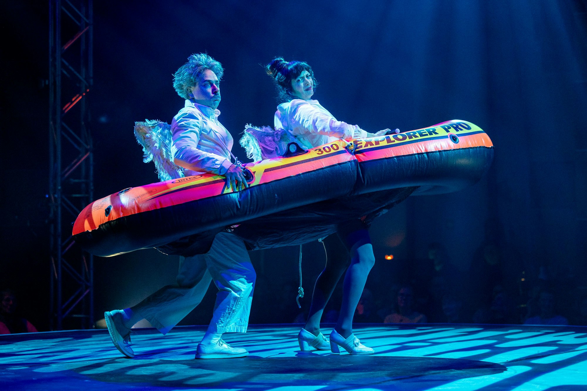 Die Clowns Goos Meuwsen und Helena Bittencourt laufen mit einem Gummiboot über die Bühne.
