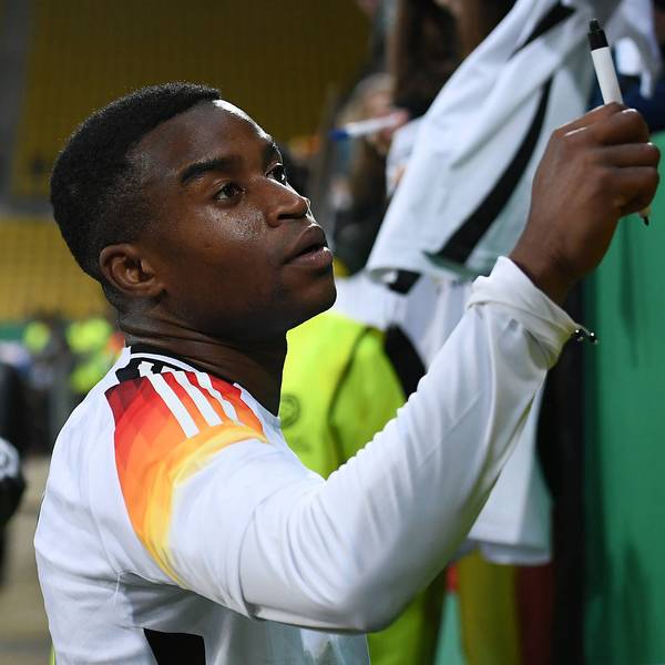 U-21 Nationalspieler Youssoufa Moukoko gibt Autogramme.