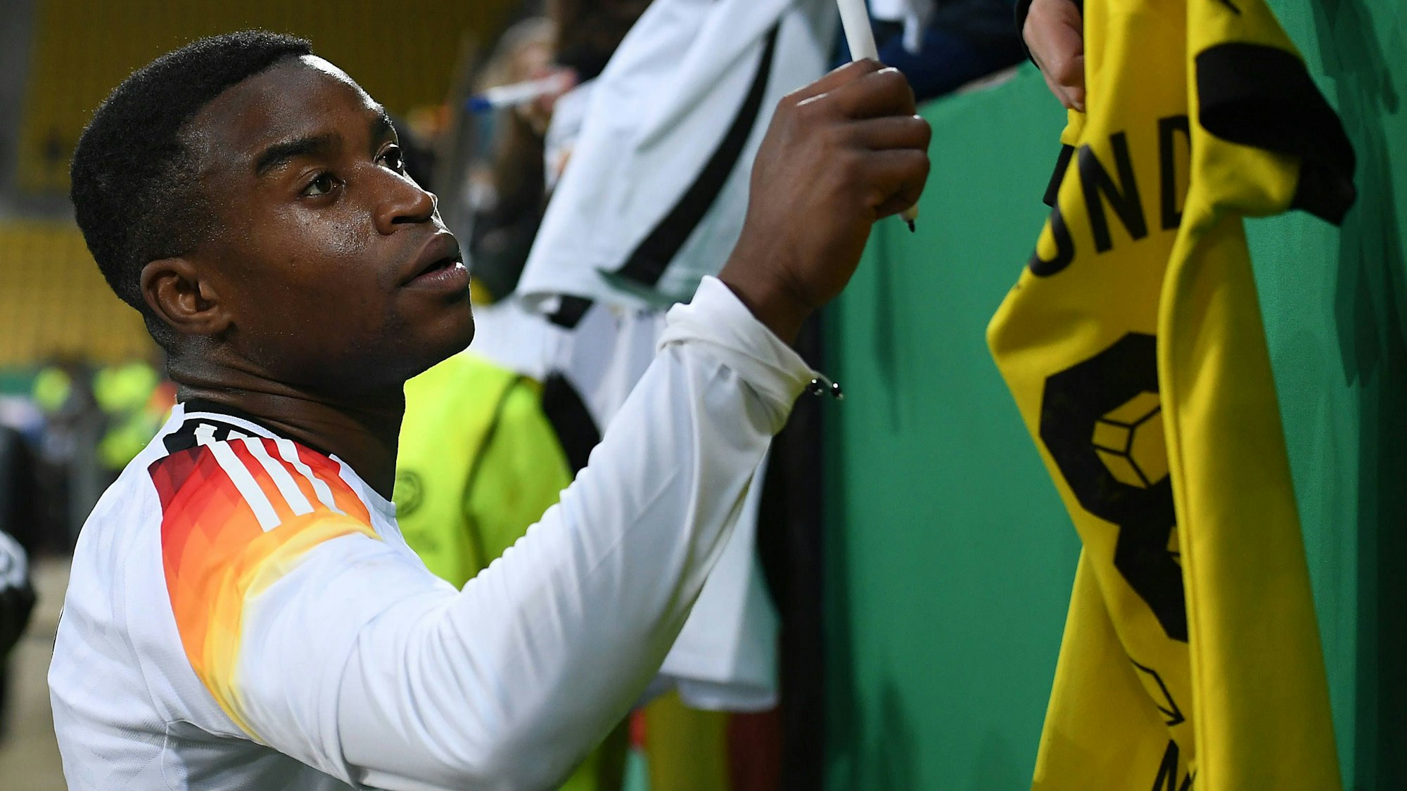 U-21 Nationalspieler Youssoufa Moukoko gibt Autogramme.