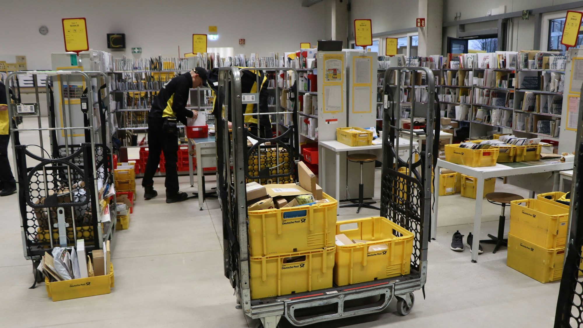 Zu sehen ein Raum, in dem viele Briefe und Päckchen lagern.