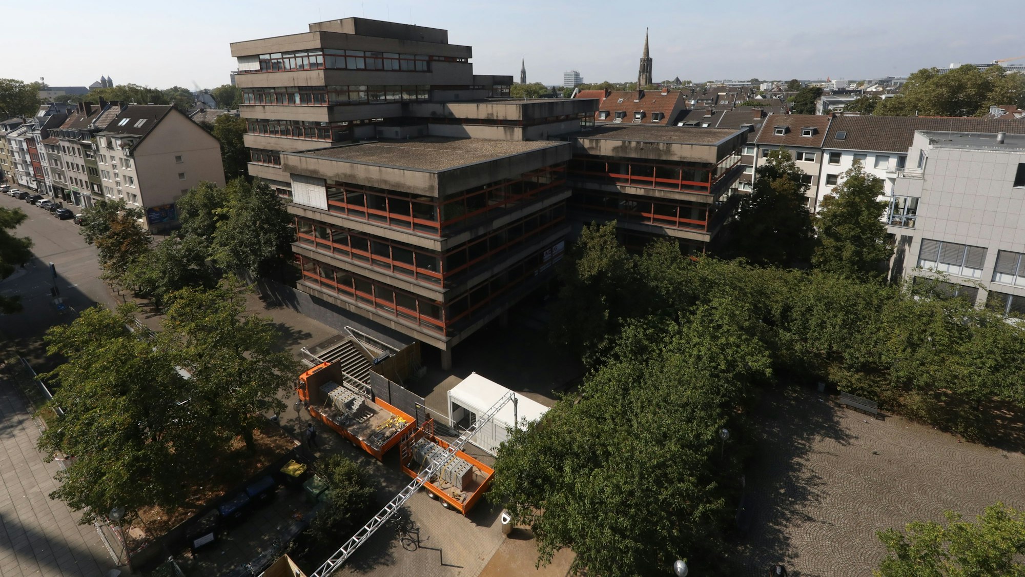 Zu sehen ist die Außenansicht der unsanierten Zentralbibliothek.