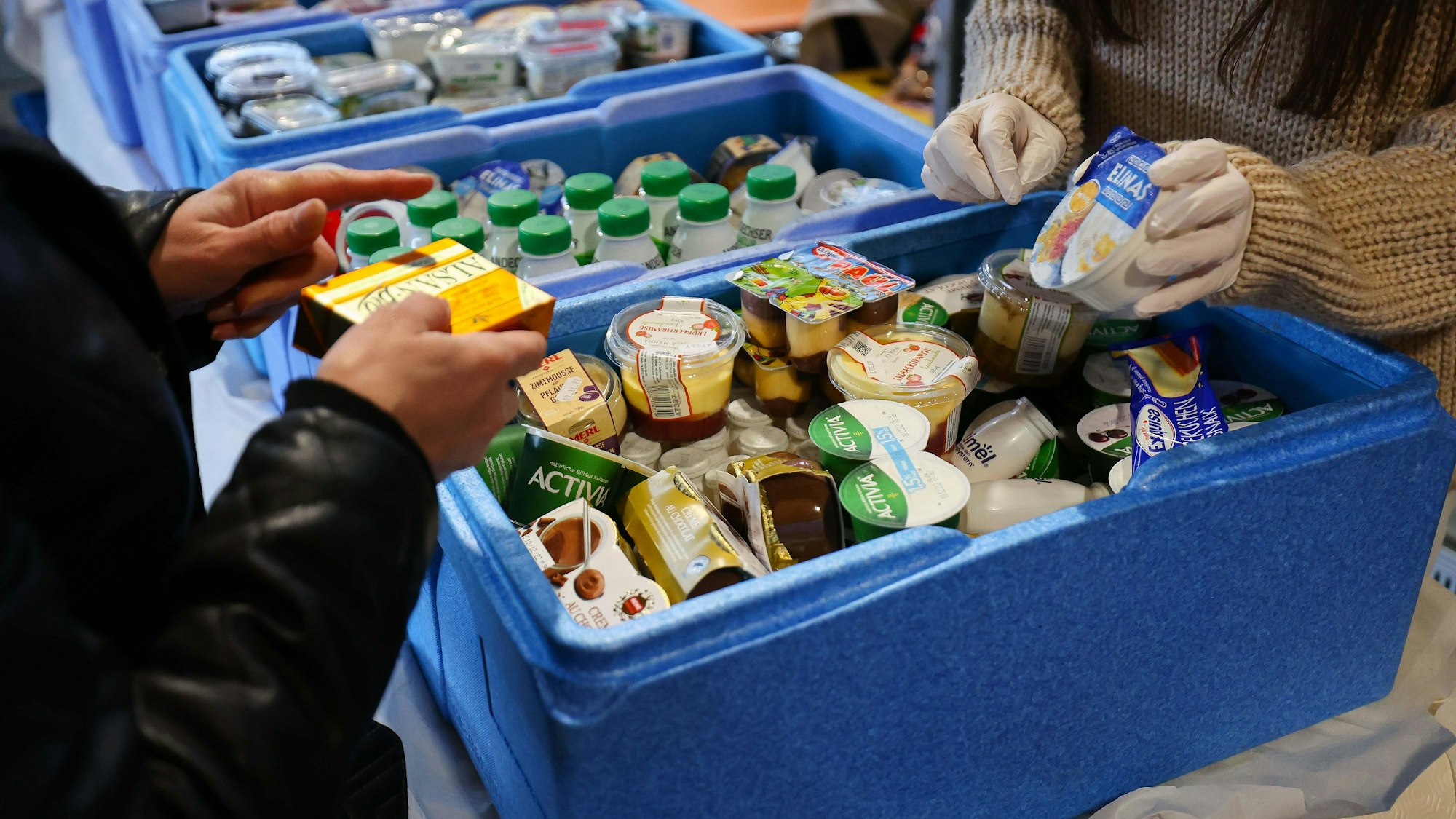 Verschiedenen Fleischsorten, Wurstwaren, Vegetarisches und andere Kühlprodukte werden in einer Ausgabestelle der Hamburger Tafel verteilt. (Symbolbild)