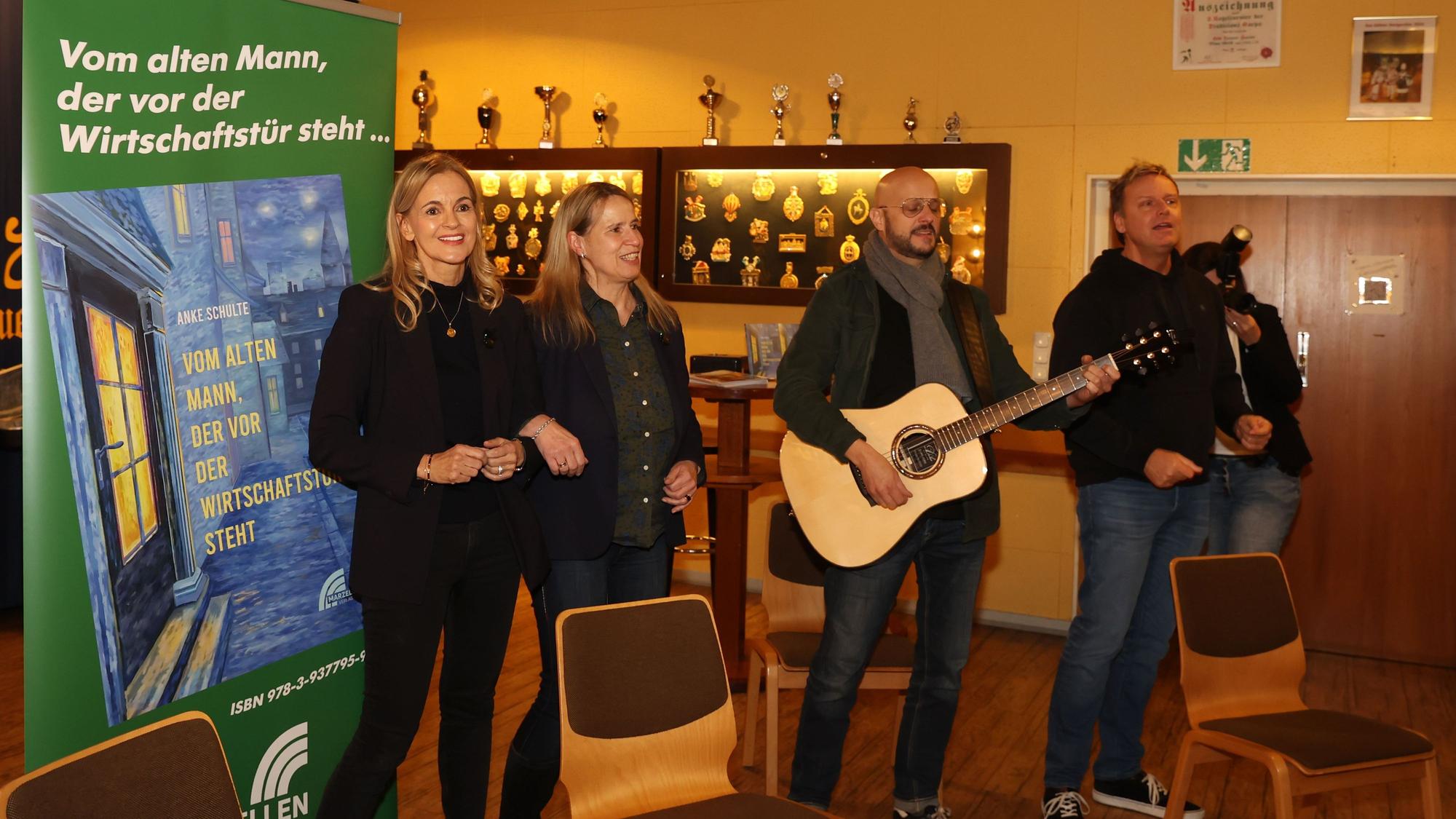 Das Foto zeigt die Autorin und Mitglieder der Band Bläck Fööss.