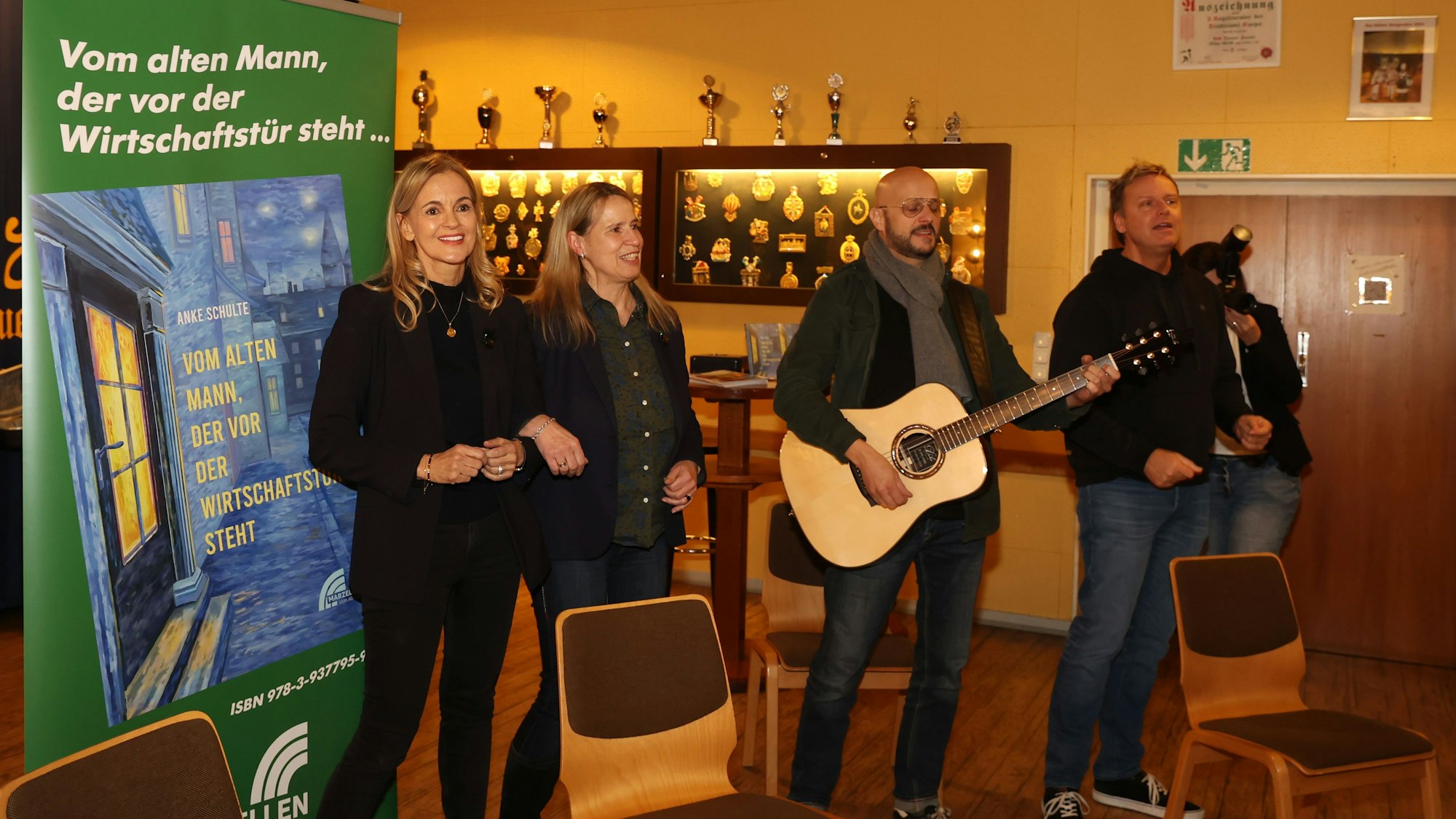 Das Foto zeigt die Autorin und Mitglieder der Band Bläck Fööss.