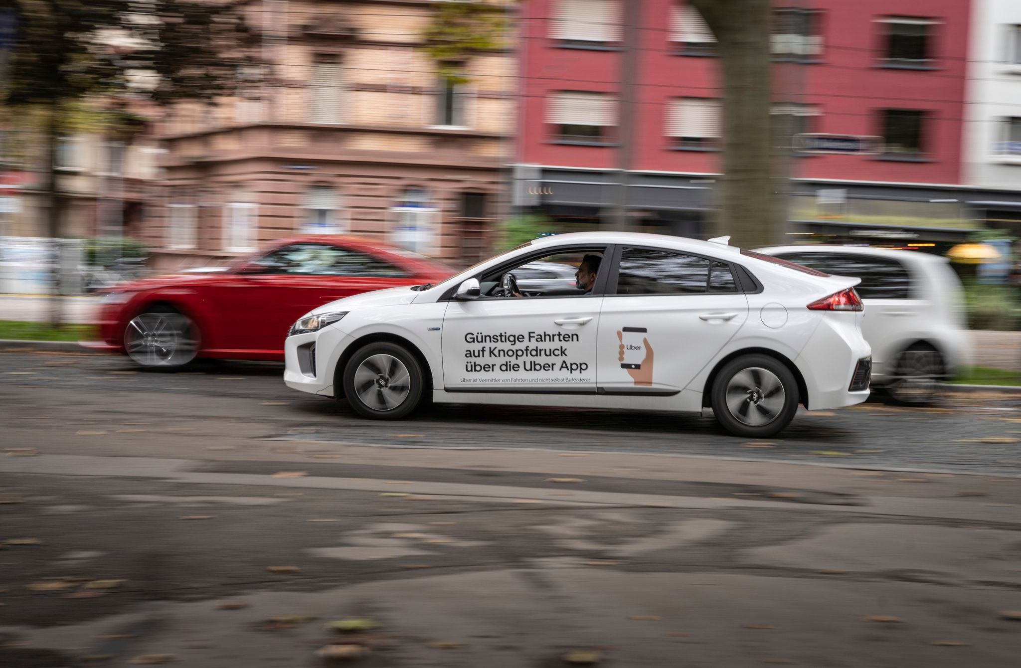 NRW
Uberfahrer nehmen an einer Demonstration  im Fahrzeugkonvoi durch Köln teil.