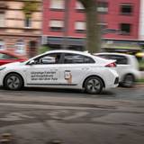 NRW
Uberfahrer nehmen an einer Demonstration im Fahrzeugkonvoi durch Köln teil.
