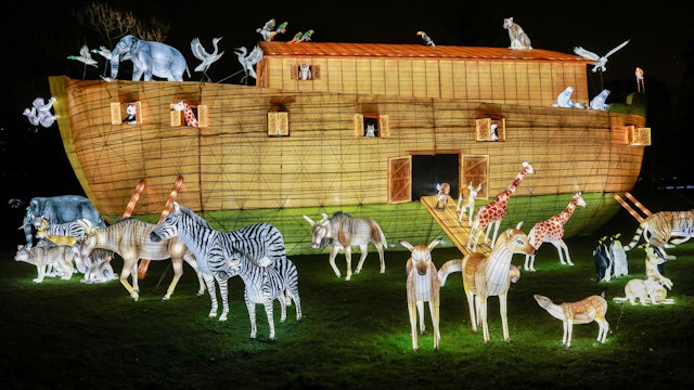 Beim China Lights Festival im Kölner Zoo erstrahlt das Gelände mit illuminierten Tieren und Gestalten in hellem Lichterglanz. Hier sind Tiere auf und vor der Arche Noah gezeigt. (Archivbild 2024)