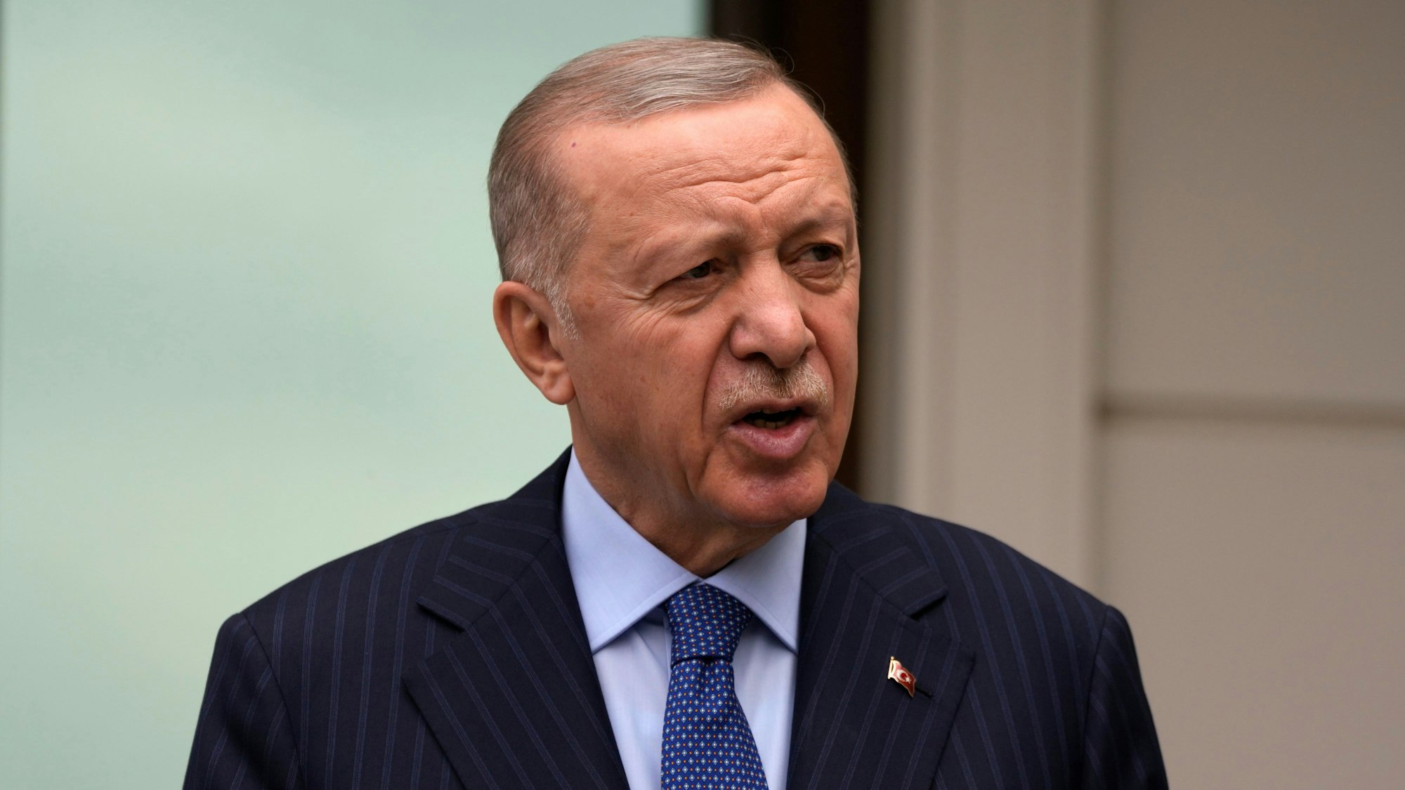 ARCHIV - 03.05.2024, Türkei, Istanbul: Recep Tayyip Erdogan, Präsident der Türkei, spricht Anfang Mai während einer Pressekonferenz nach dem Freitagsmittaggebet.