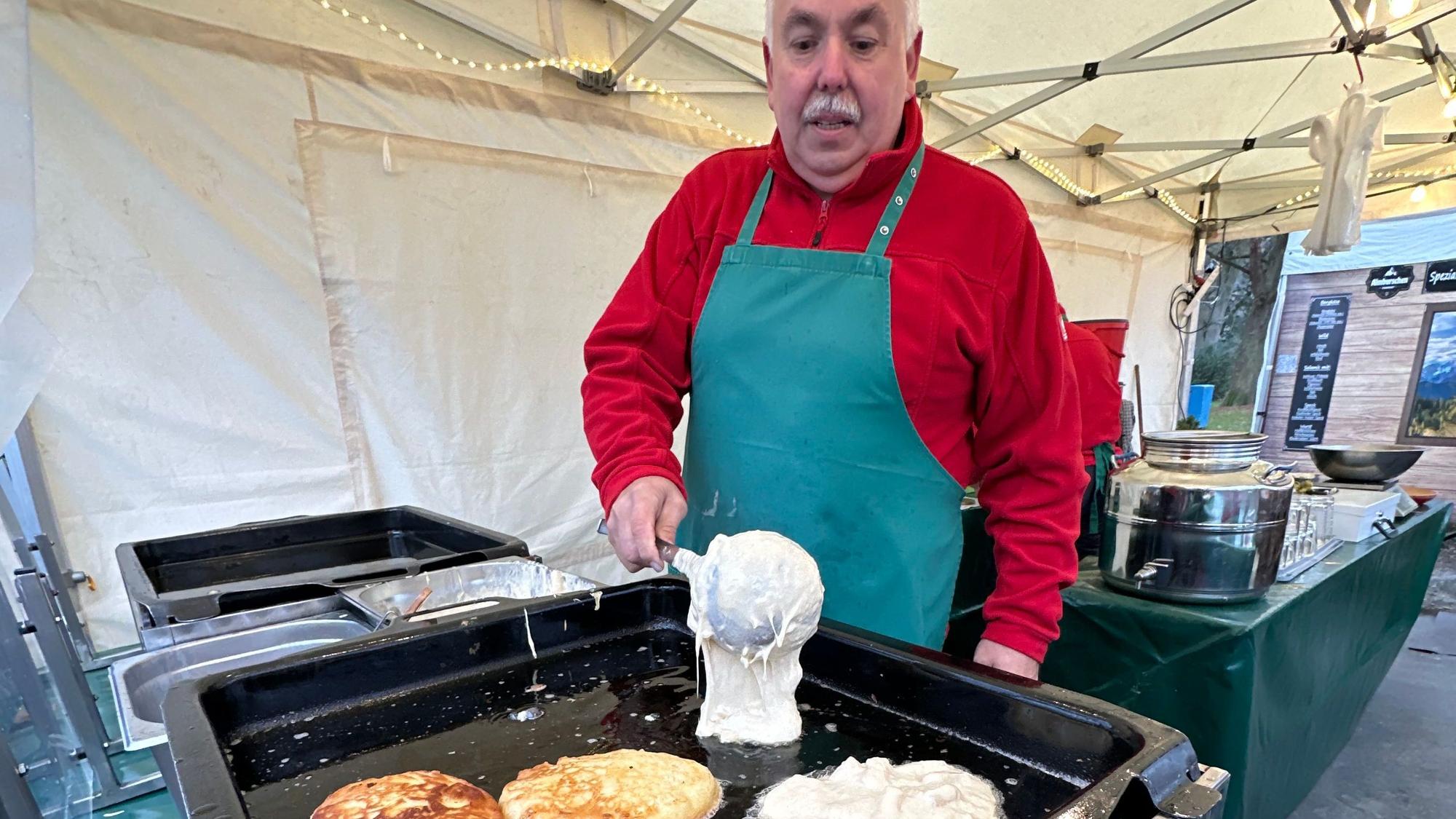 Leonhard Pagels bereitet frische Apfelpfannkuchen mit Äpfeln von seiner Streuobstwiese nach einem alten Bauernrezept aus der Familie seiner Gattin Valentina.