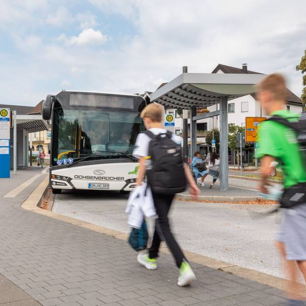 Schüler laufen zur Haltestelle am Wiehler Busbahnhof.