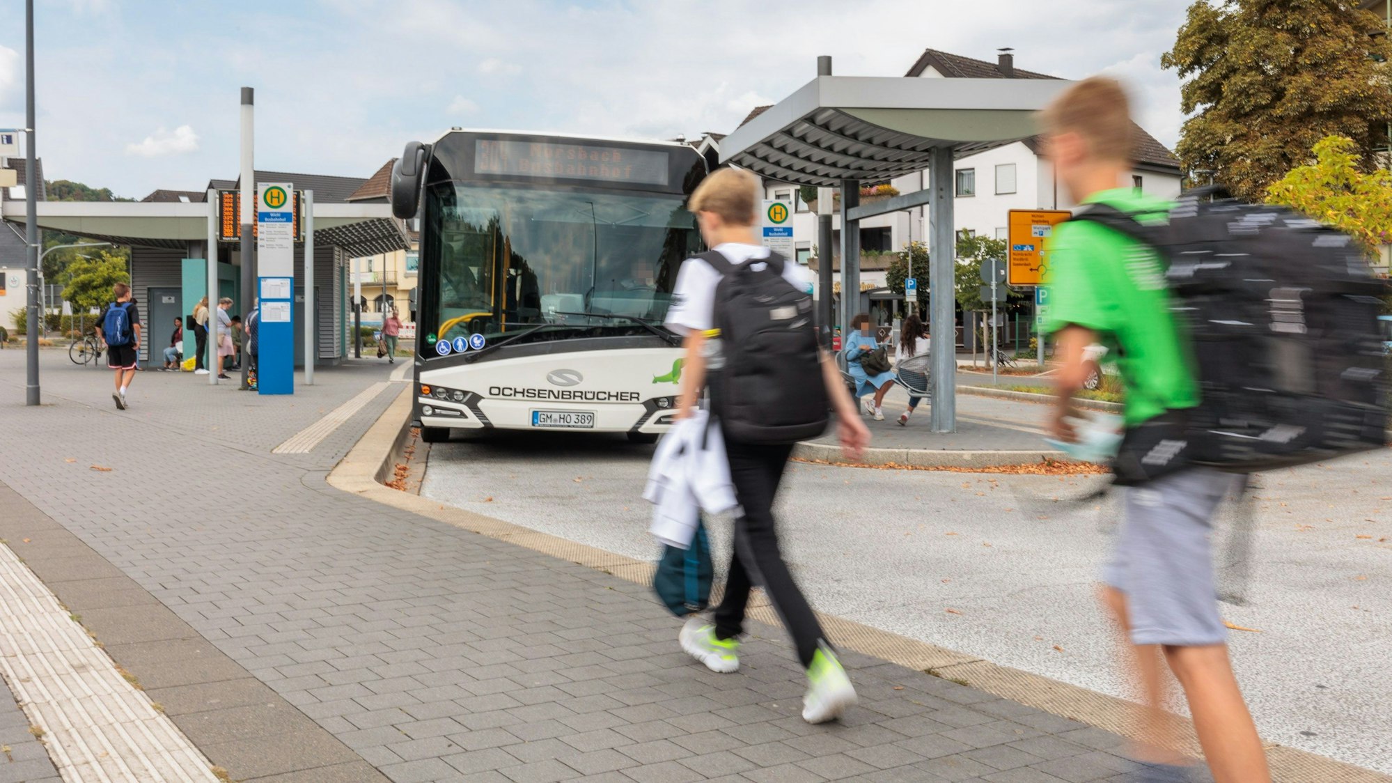 Schüler laufen zur Haltestelle am Wiehler Busbahnhof.