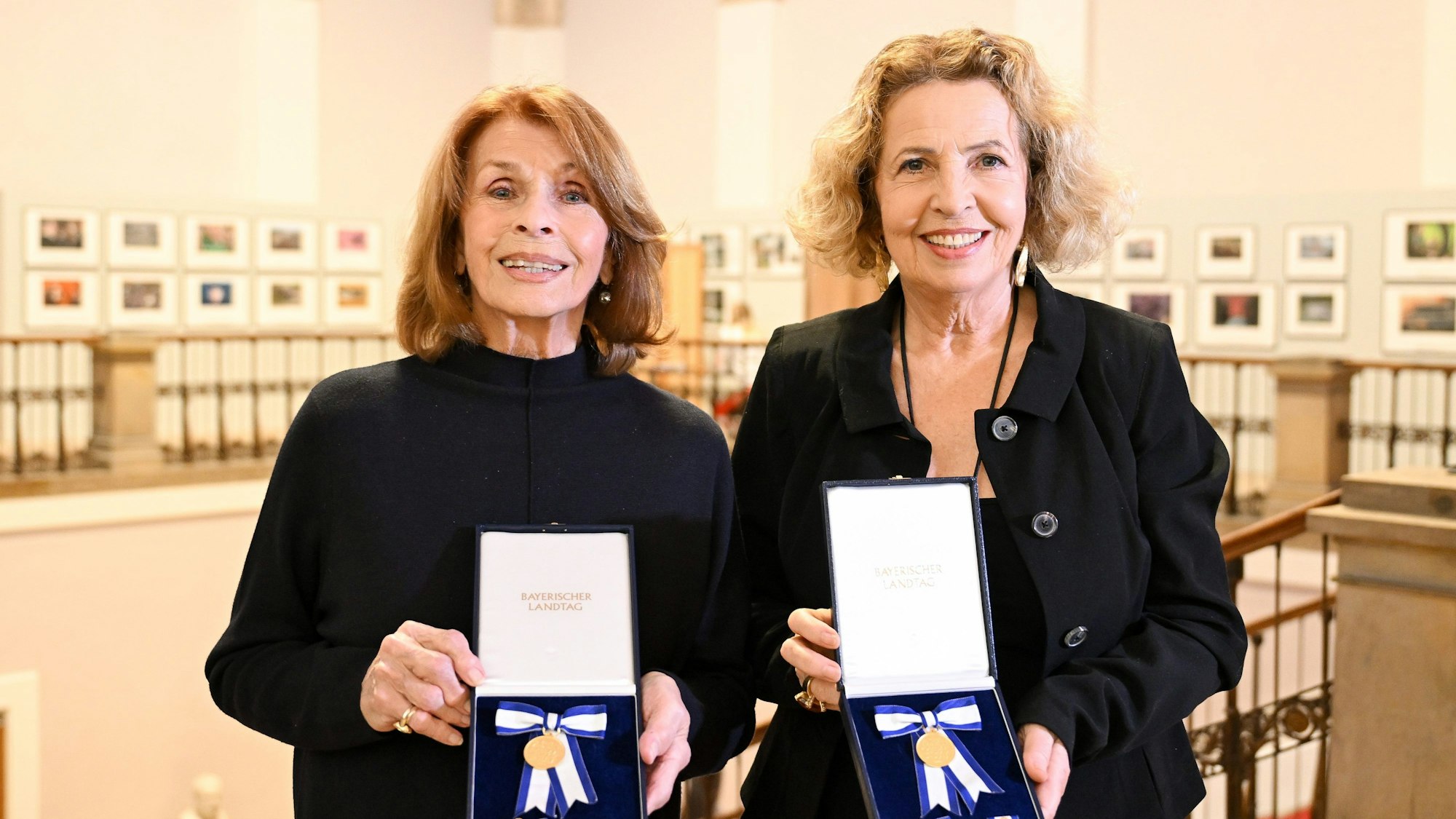 Die Schauspielerinnen Senta Berger (l) und Michaela May halten bei der Verleihung des Bayerischen Verfassungsordens im Bayerischen Landtag ihre Auszeichnungin in den Händen.
